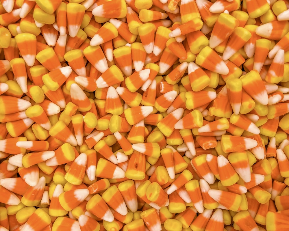 Un montón de maíz dulce naranja y blanco