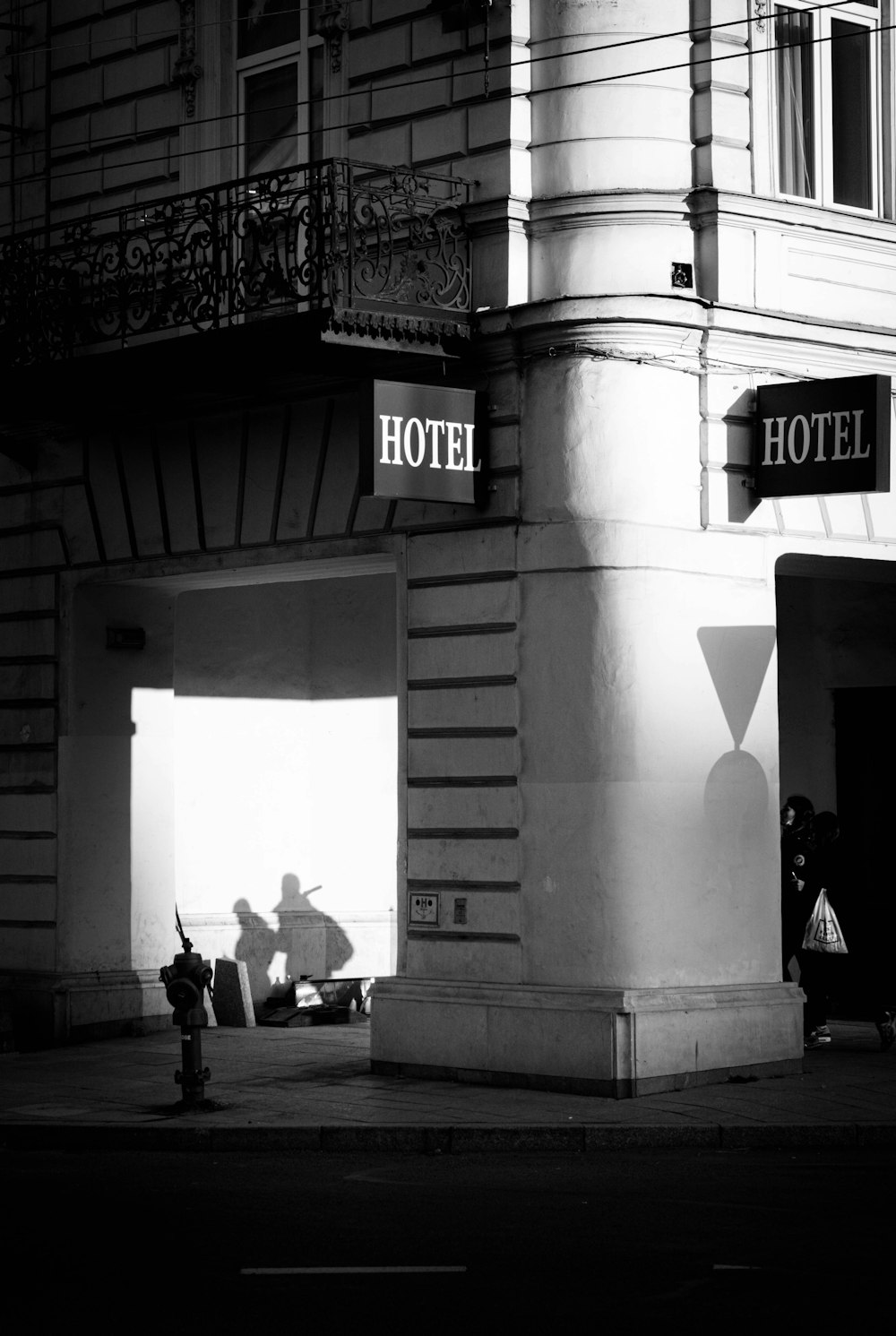 a black and white photo of a hotel