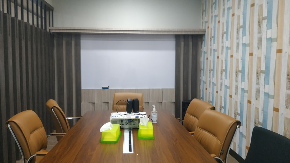 una sala de conferencias con una mesa y sillas de madera