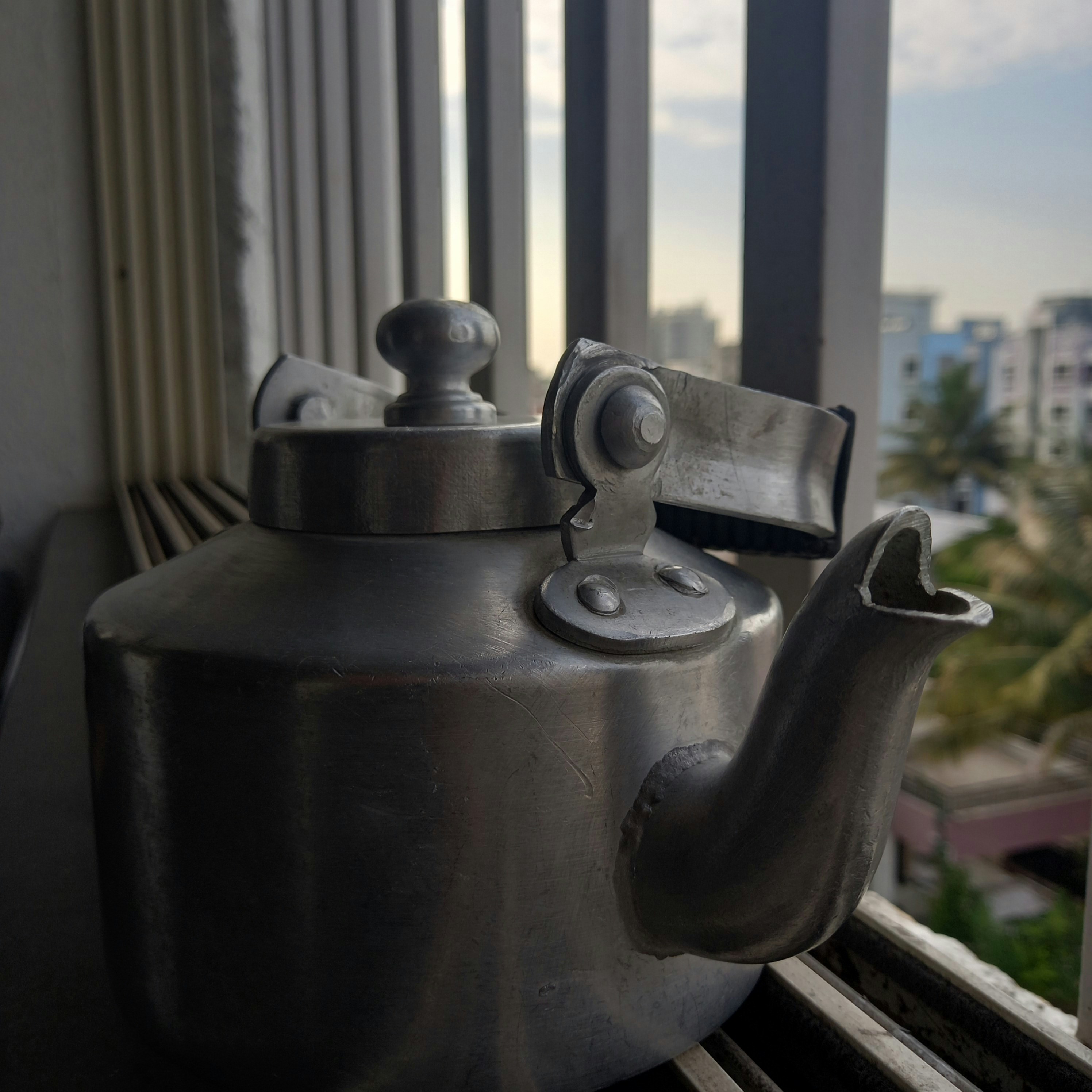 窓枠に座っているティーポット