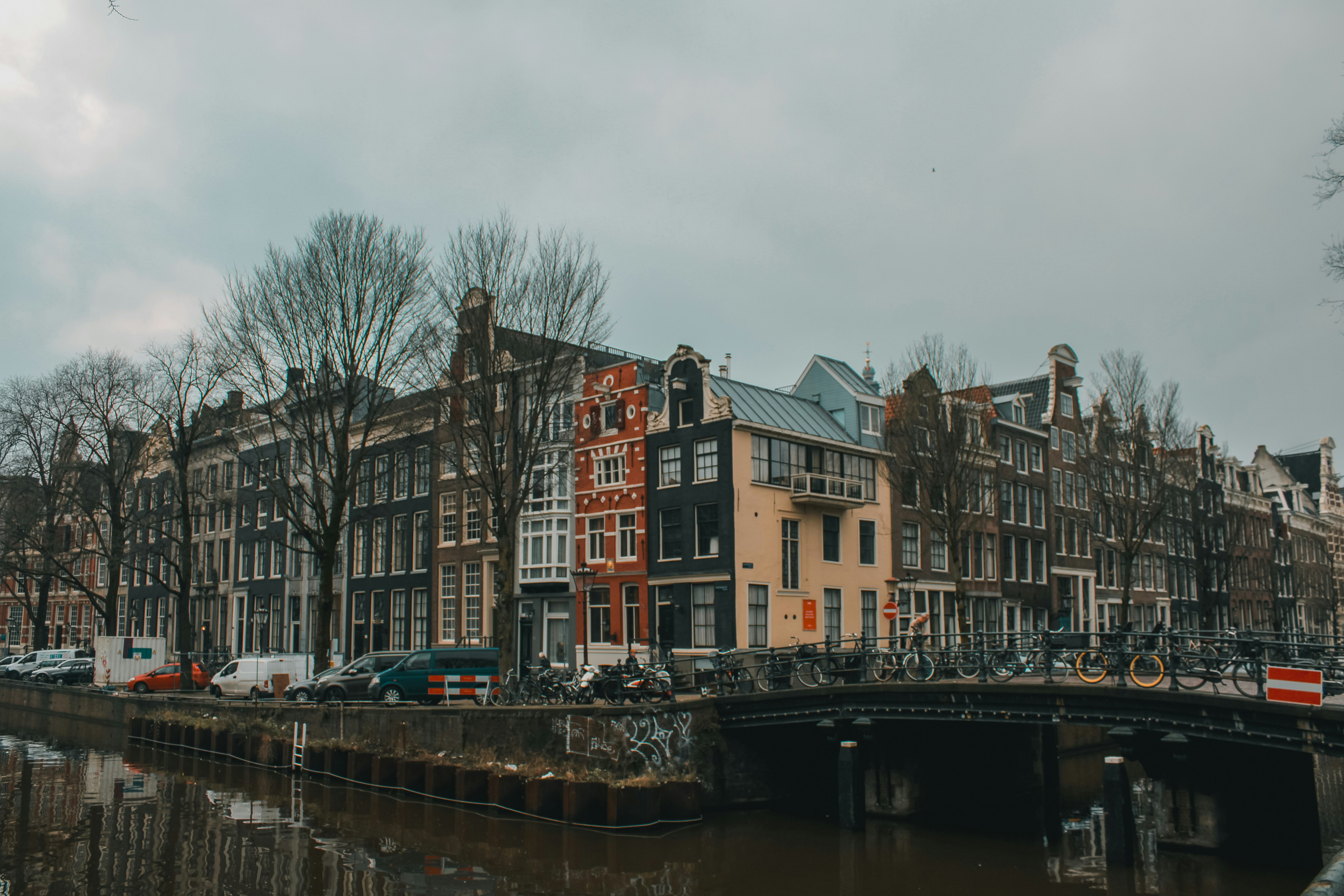 한 줄의 건물 옆에 있는 수역 위의 다리