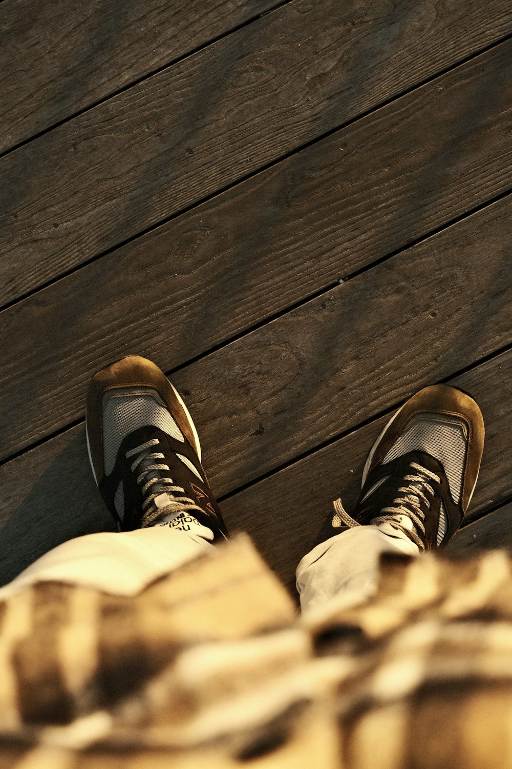 une paire de chaussures posée sur un plancher en bois