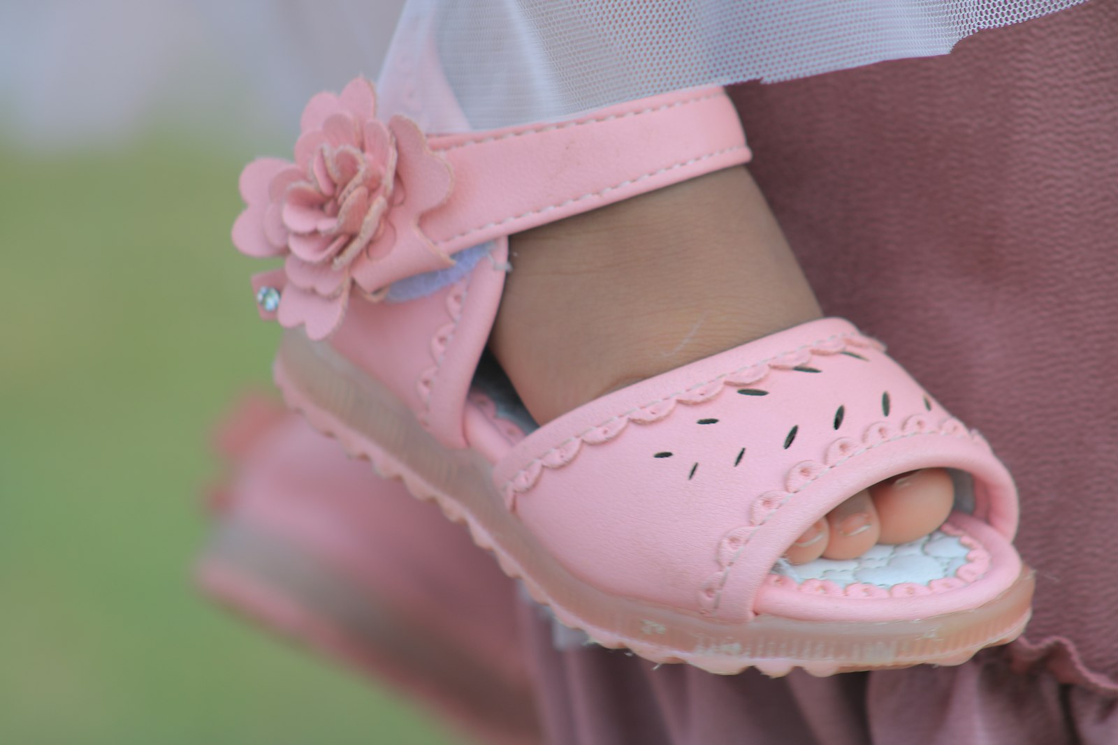 Nahaufnahme rosa Kinderschuhe – Verschlussarten für Kinderschuhe im Vergleich