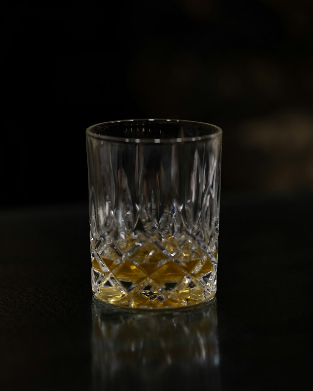 Un vaso de whisky sentado en una mesa