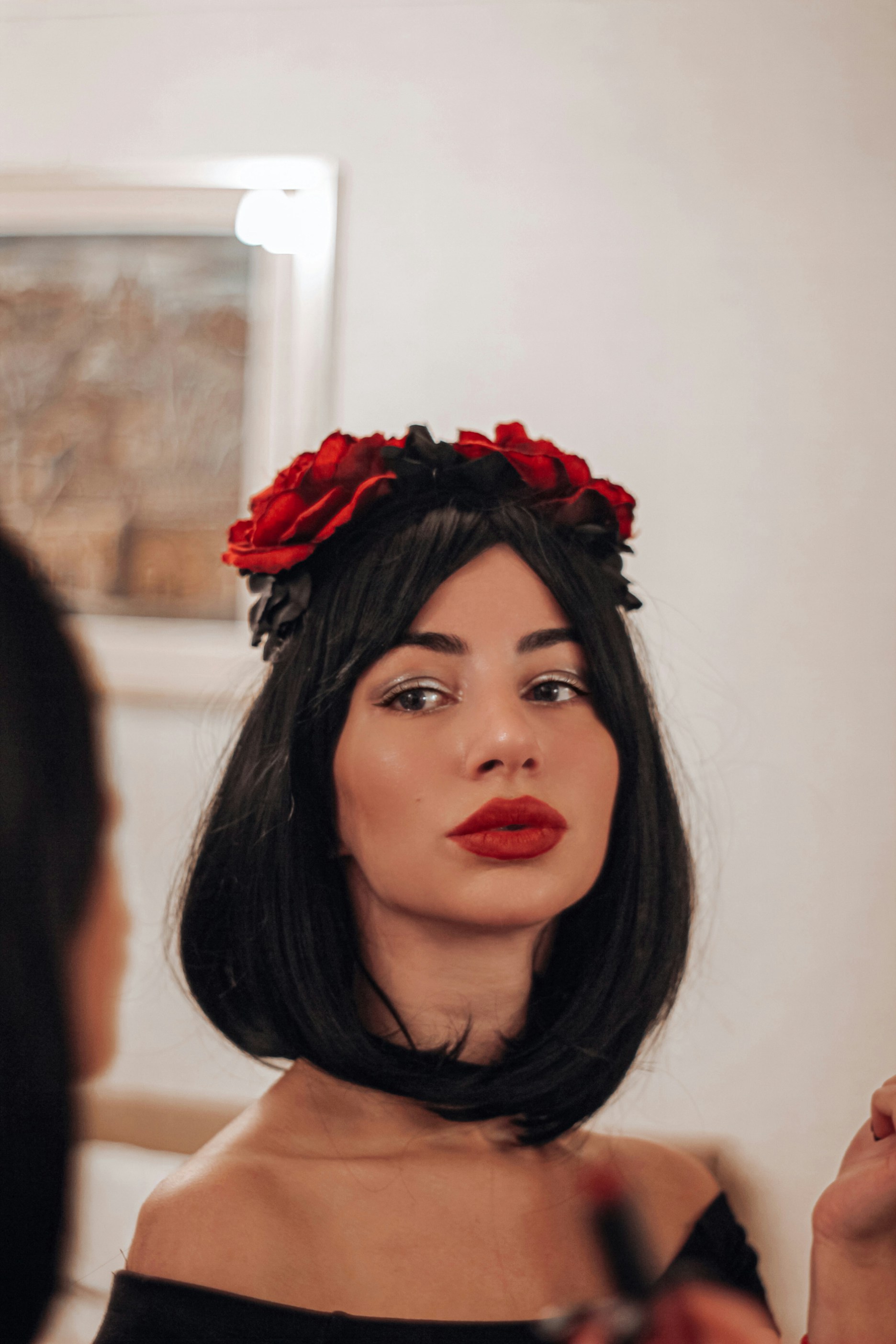 Une femme avec une fleur dans les cheveux