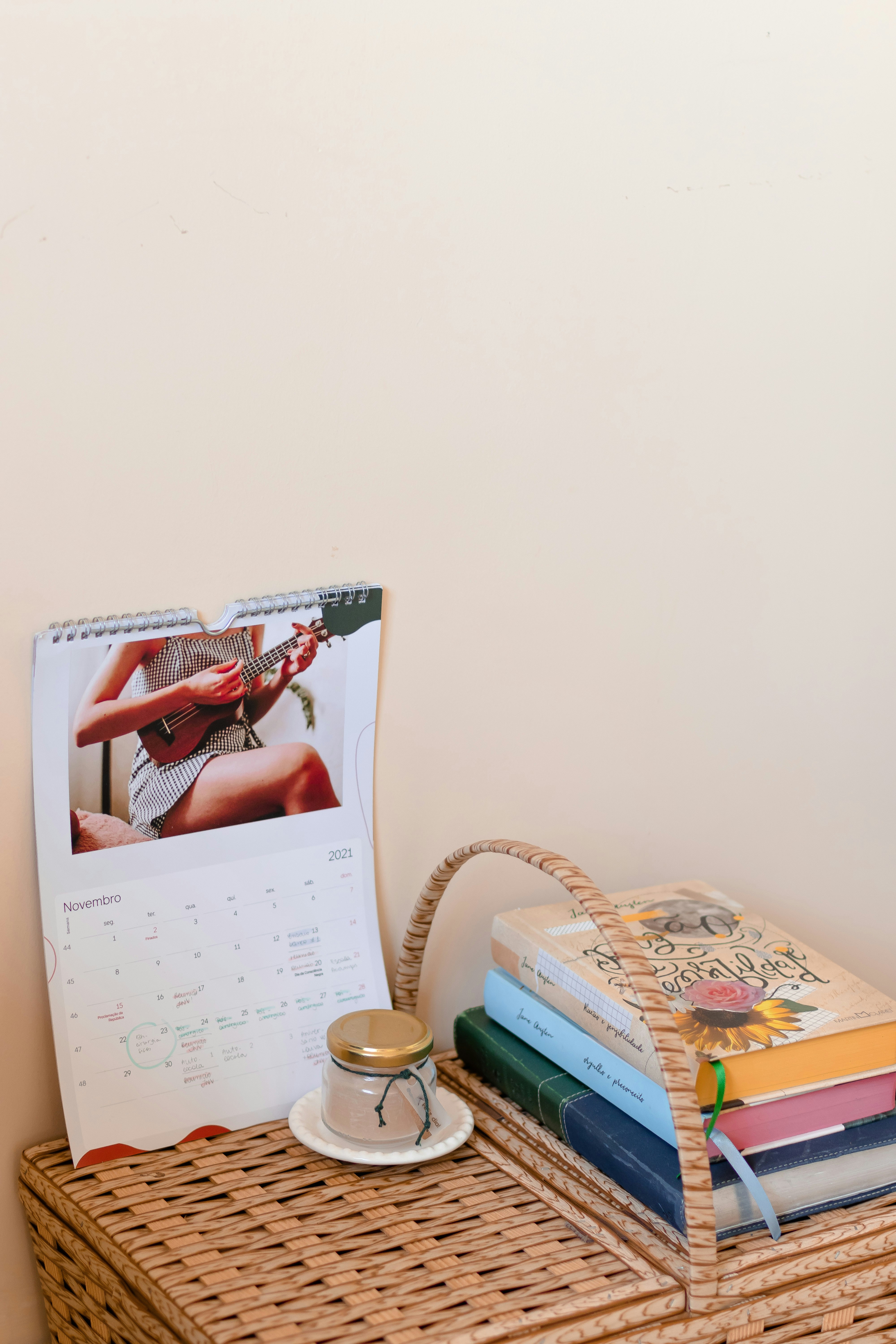 ein Schlafzimmer mit Bett und Schreibtisch in einem kleinen Raum