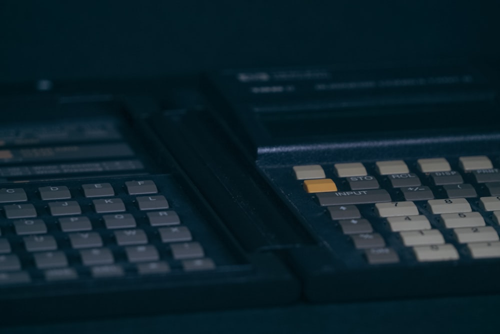Un primer plano de una calculadora y un teclado