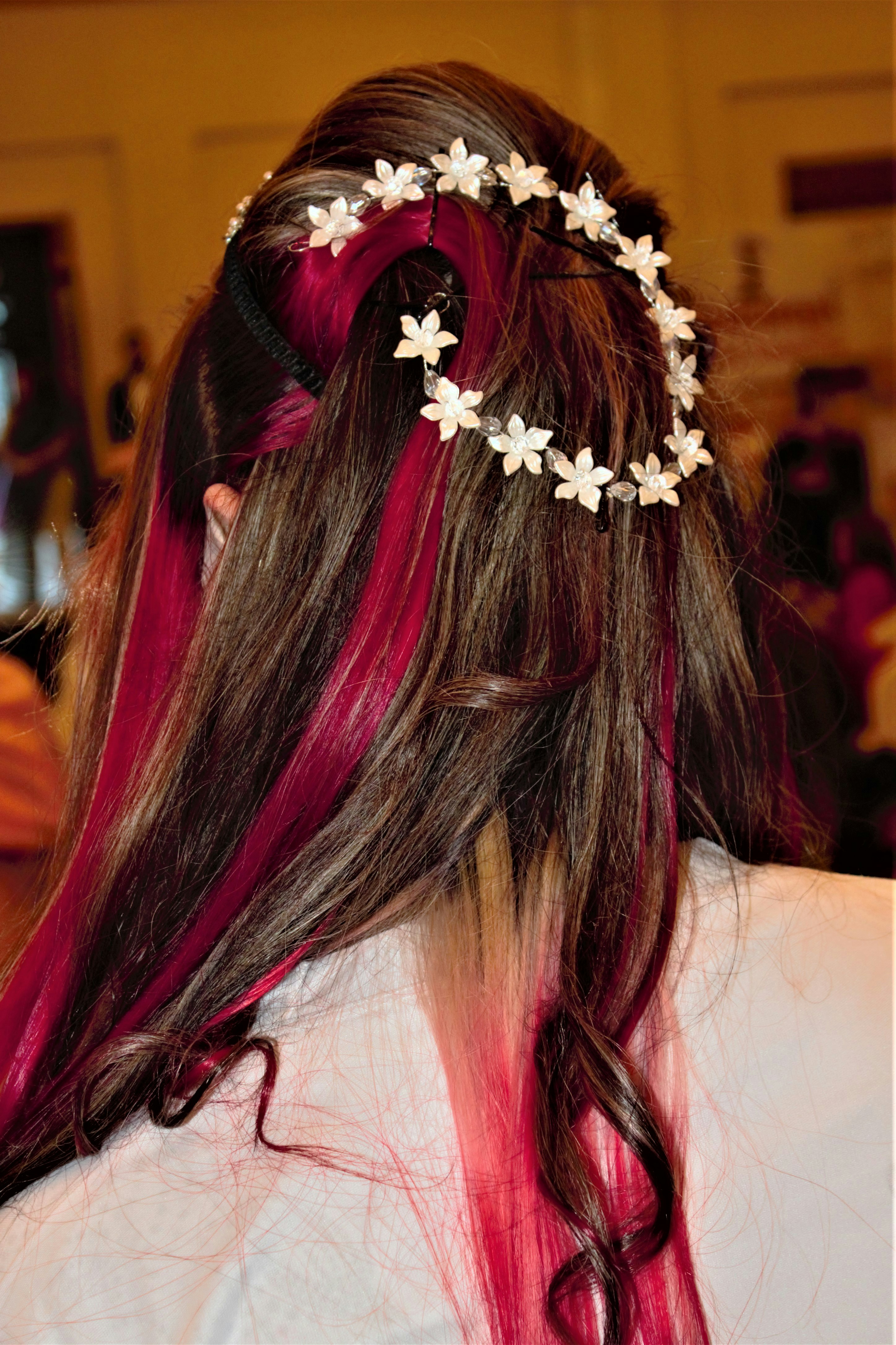 Eine Frau mit langen Haaren und Blumen im Haar