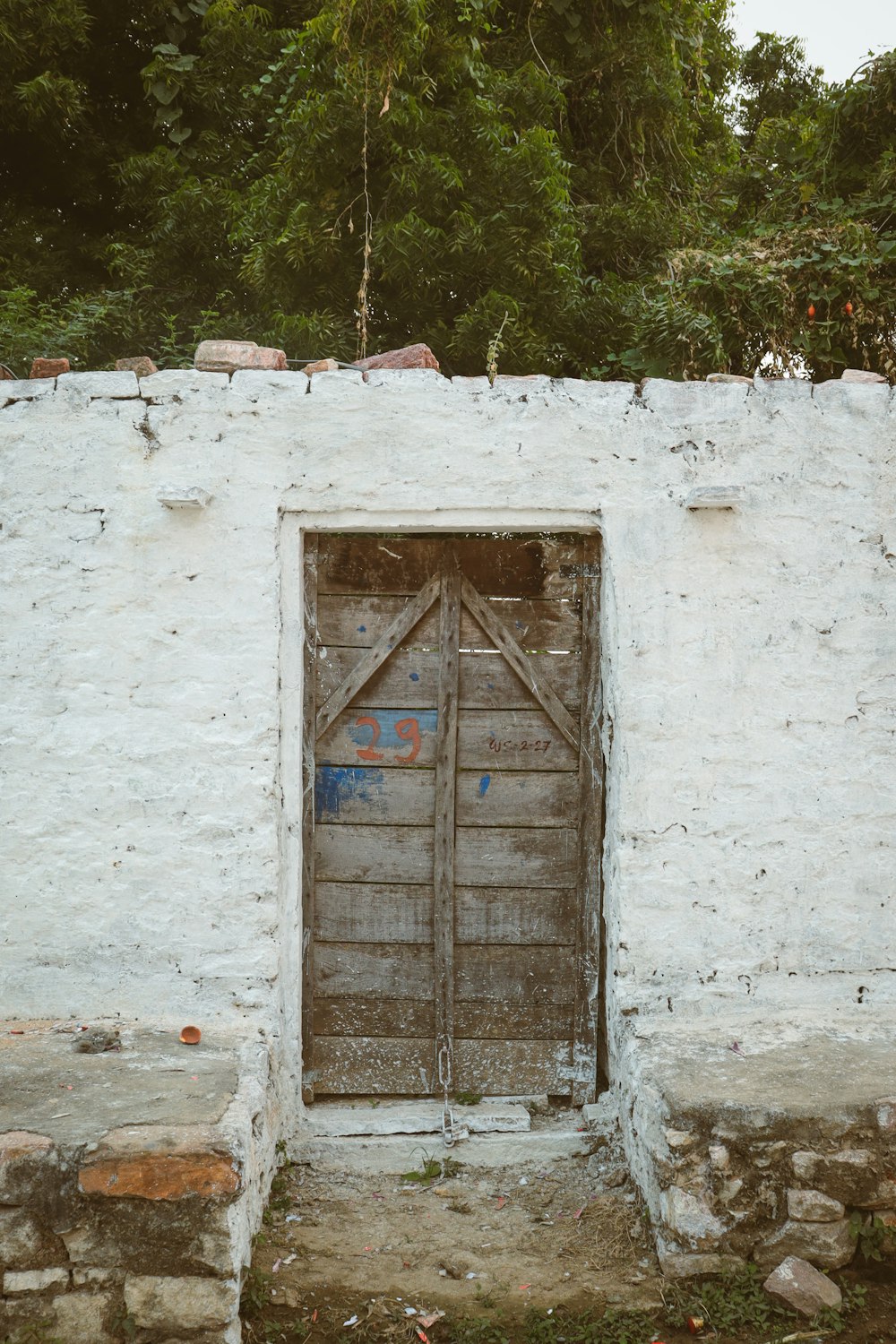 Una vecchia porta è aperta in un edificio in pietra