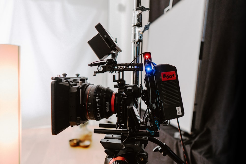 una telecamera installata su un treppiede in uno studio