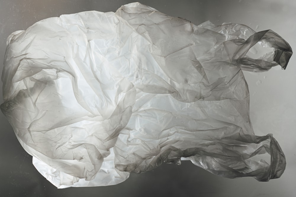 Un pedazo de papel arrugado flotando en el aire