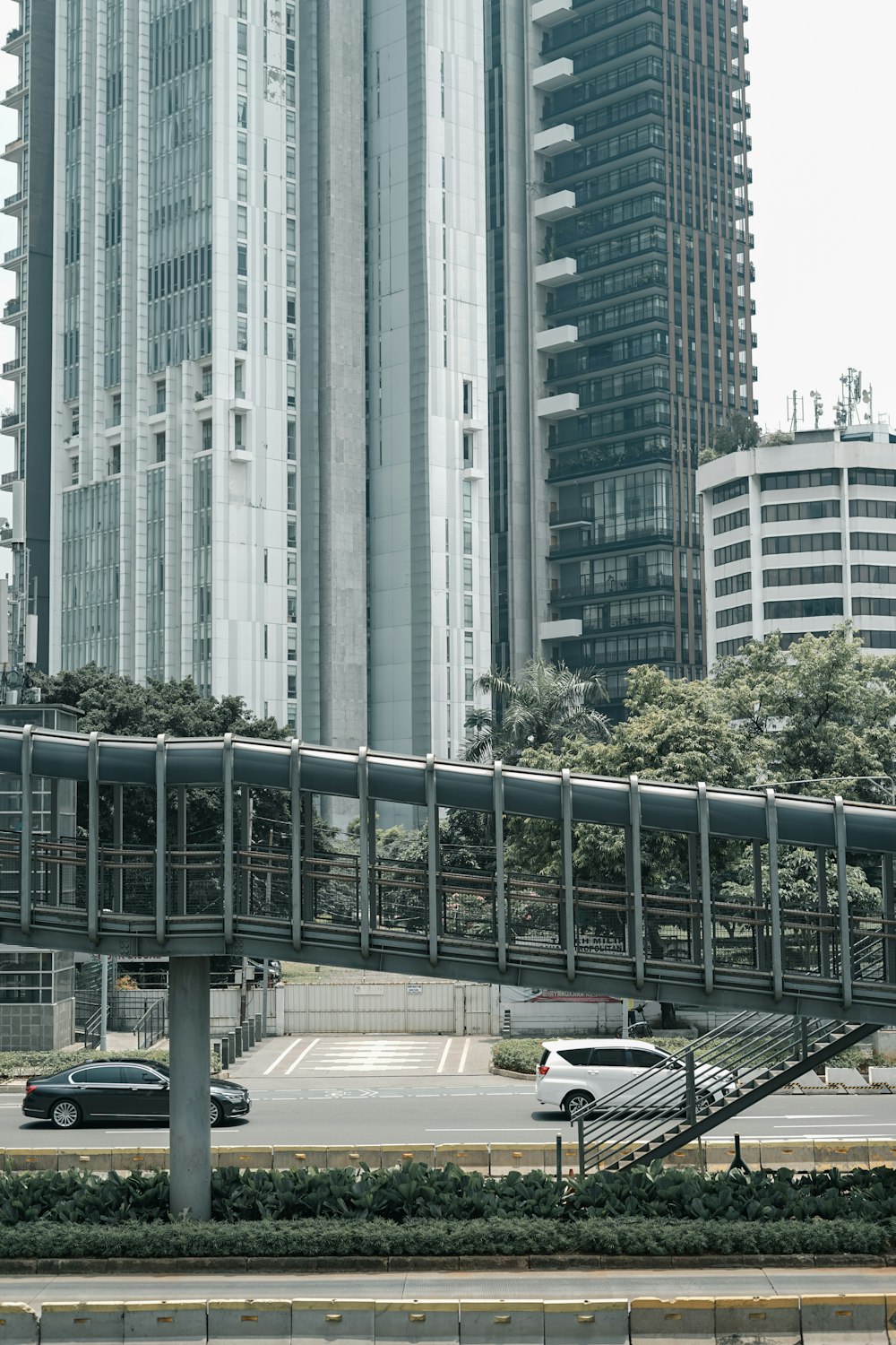 un edificio molto alto accanto a un ponte molto lungo