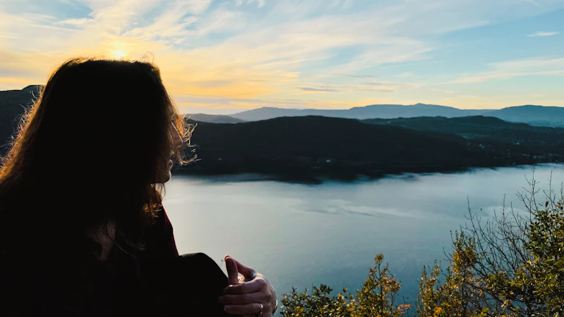 femme mûre admirant un lac de montagne
