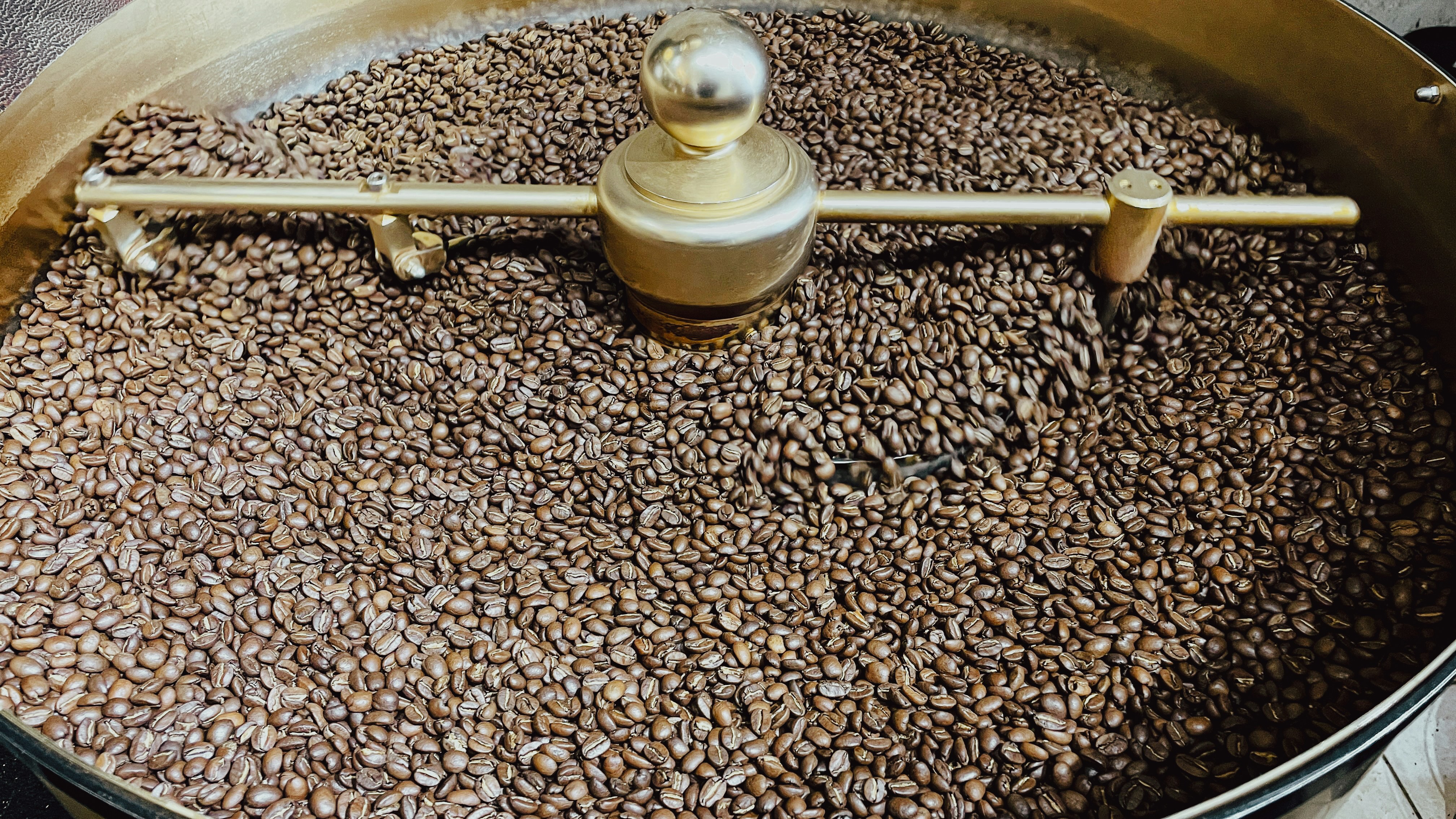 uma panela grande cheia de muitos grãos de café