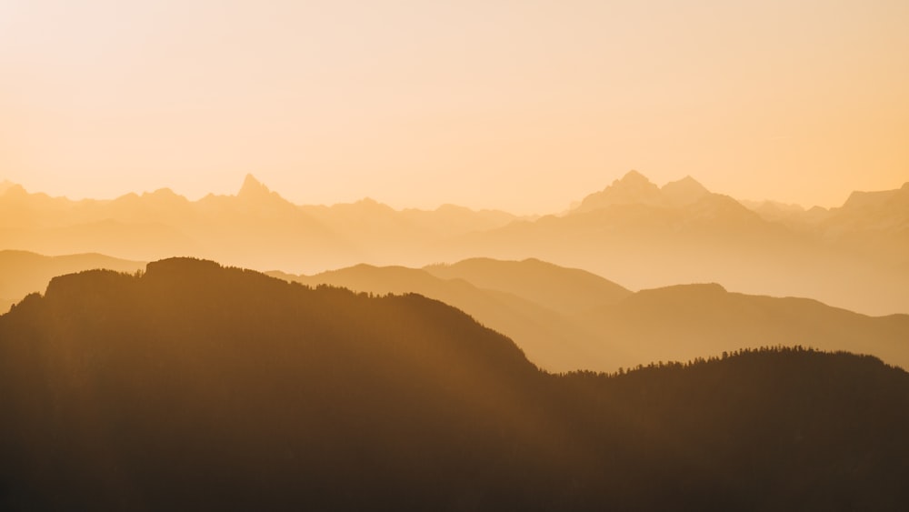 Una vista de una cordillera al atardecer