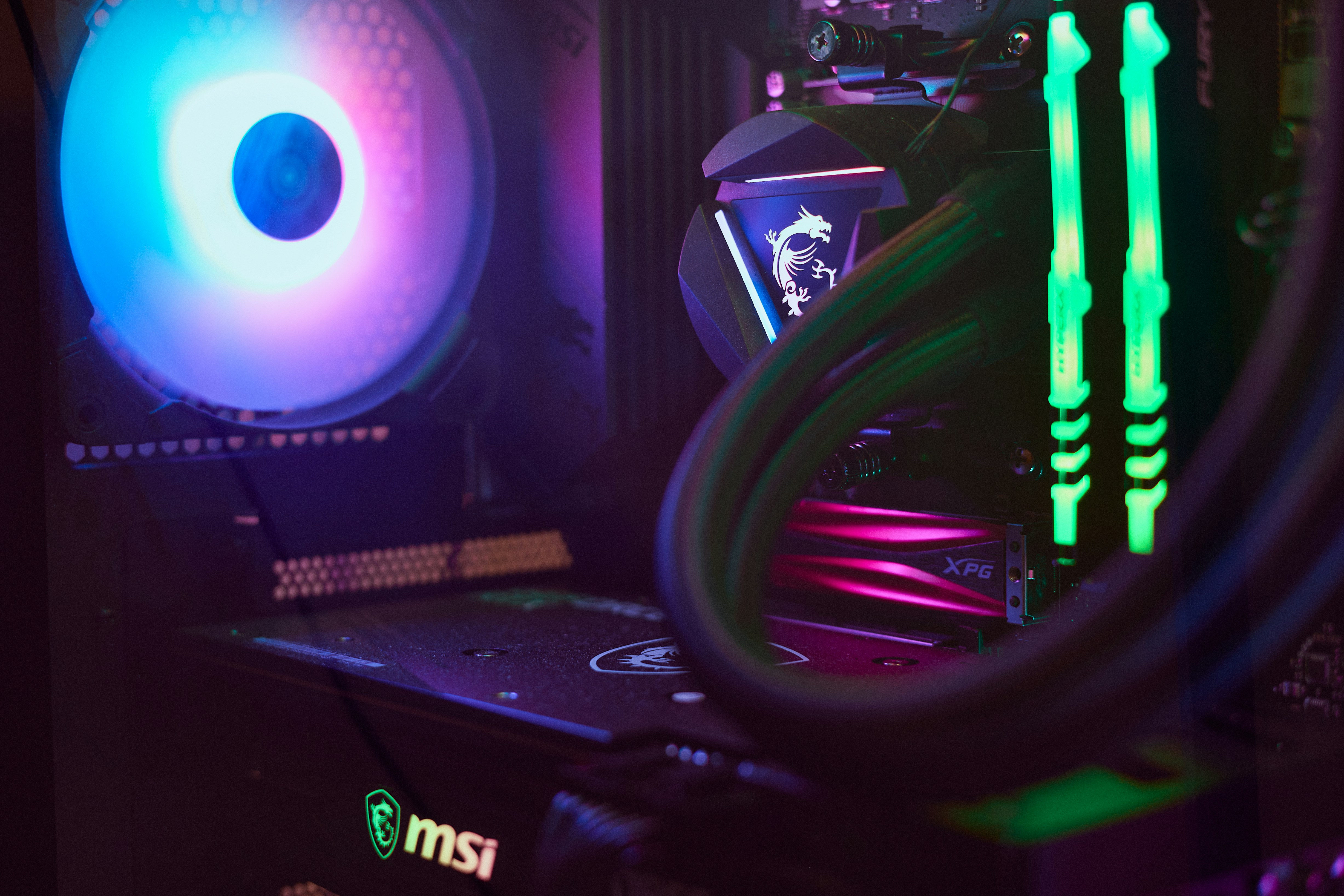 هویت بصری منسجم msi تجربه یک برند هماهنگ را برای برند فراهم می کند.