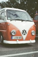 VW Bus vintage arancione