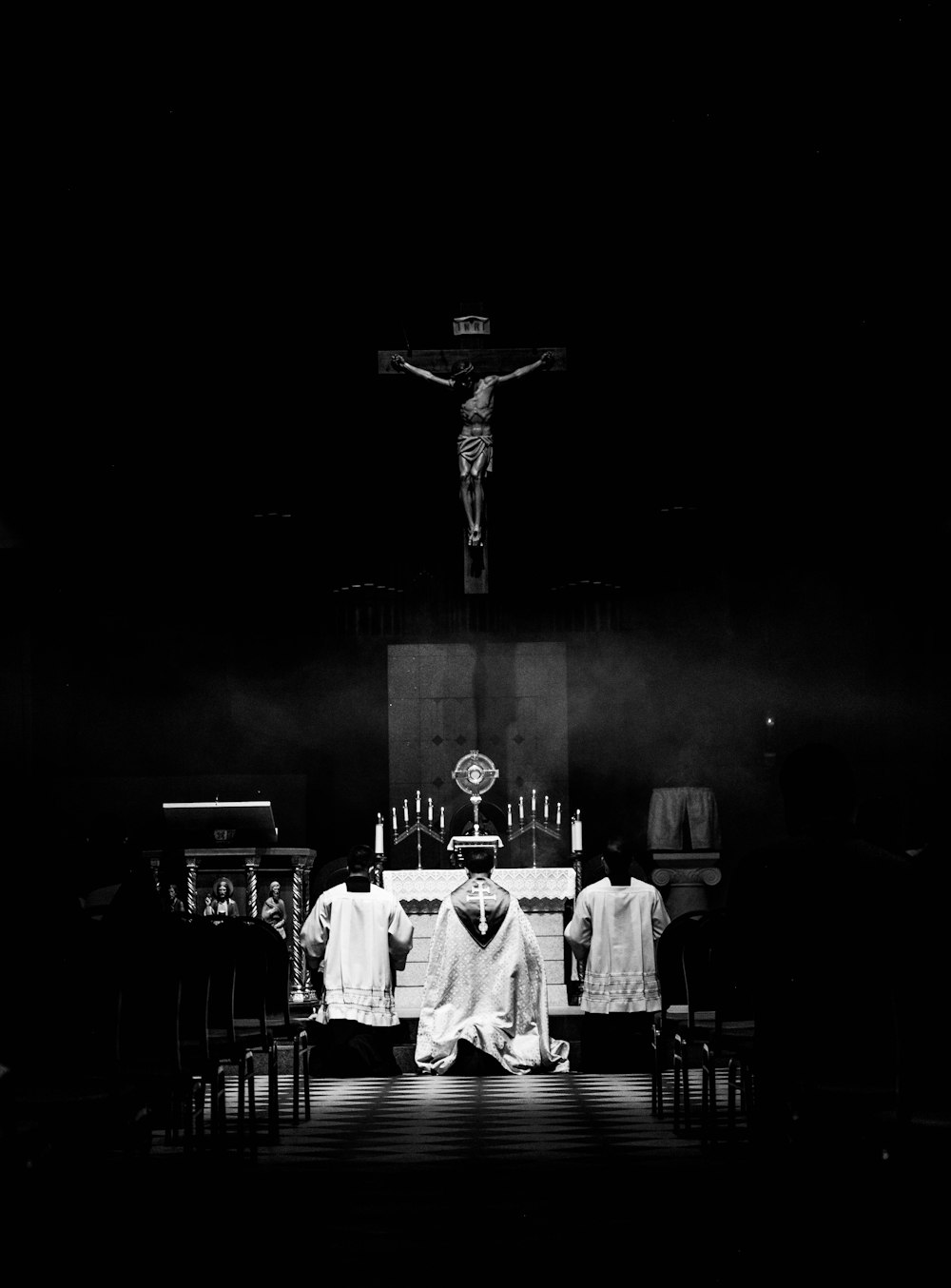 una foto en blanco y negro de una persona sentada en una mesa frente a un