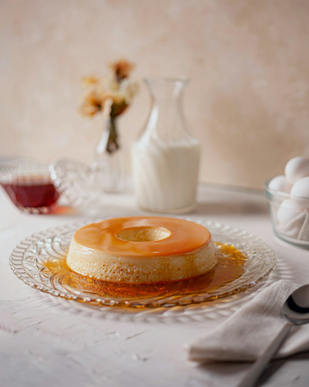 ein Tisch mit einem mit Zuckerguss bedeckten Kuchen