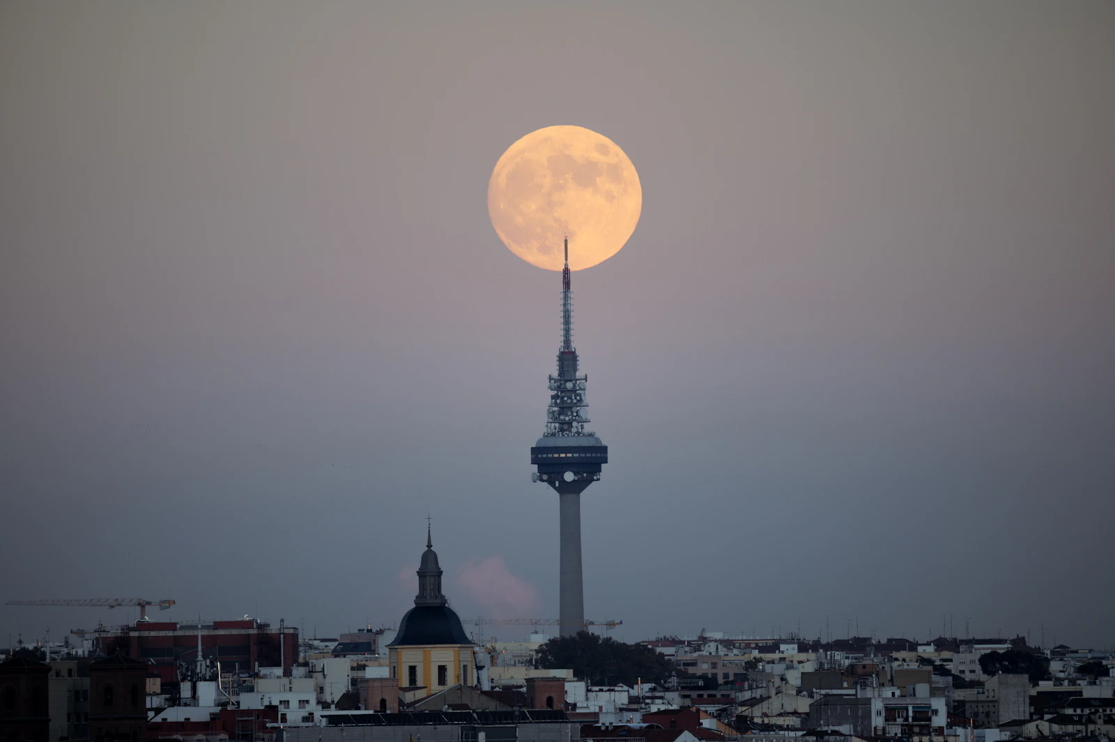 City and moon: serene setting for genuine encounters &mdash; Encantadoras