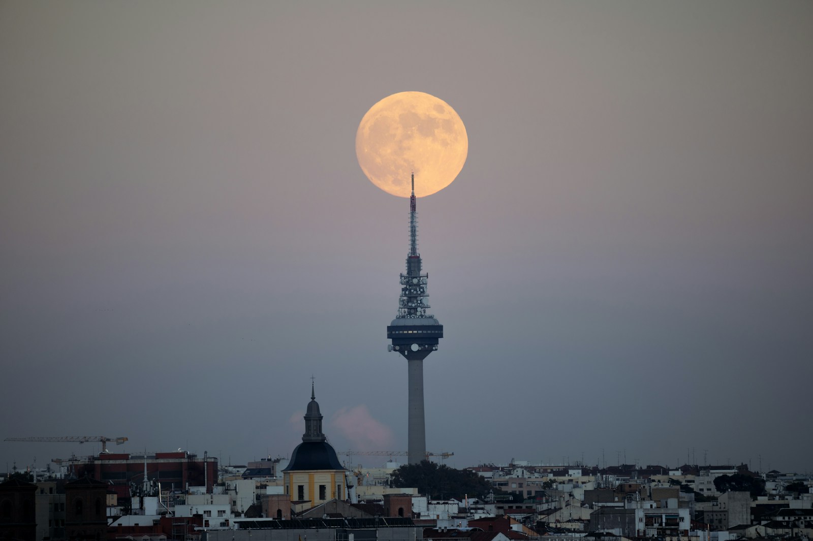 Ciudad y luna: escenario sereno para encuentros aut&eacute;nticos &mdash; Encantadoras
