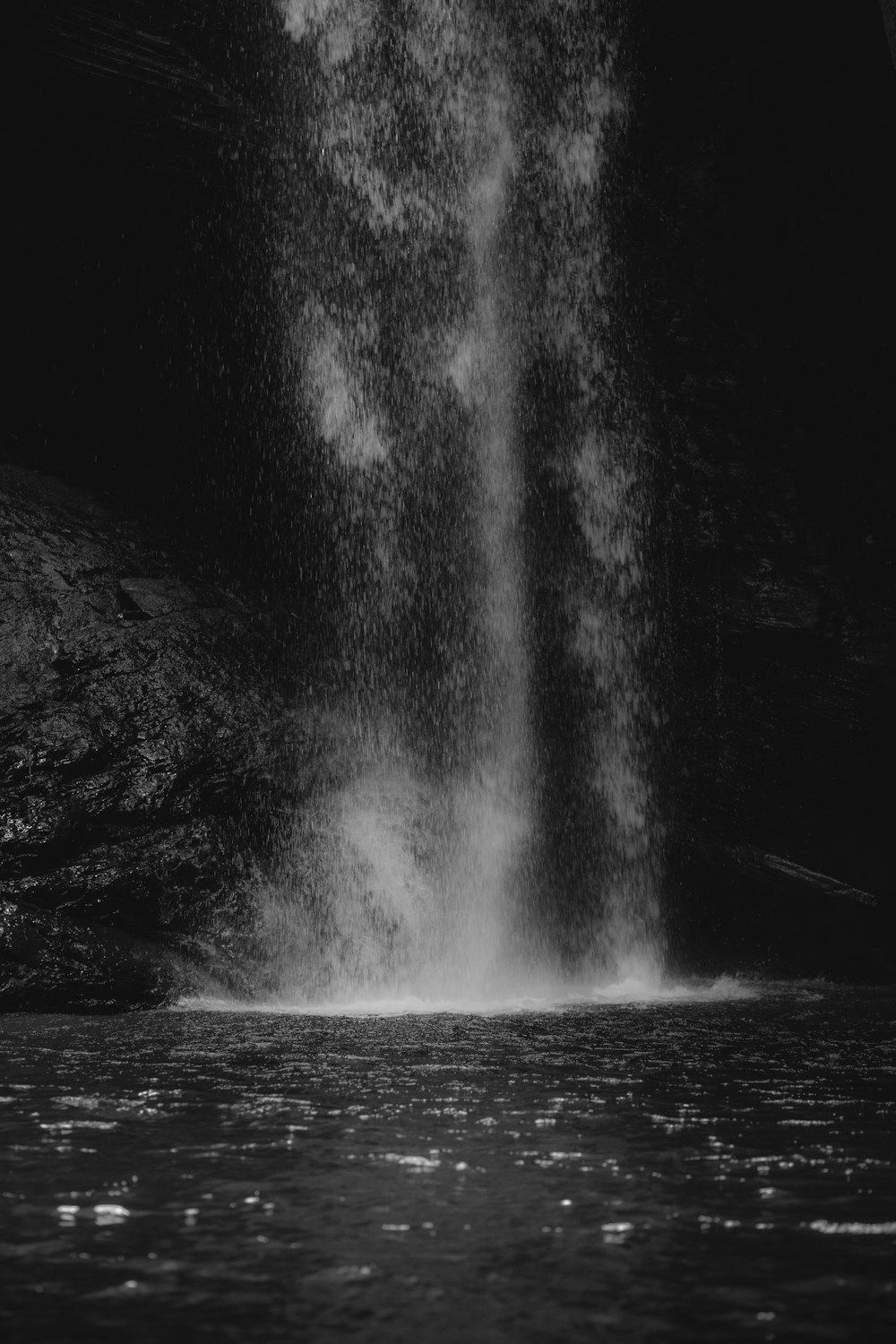 uma foto em preto e branco de uma cachoeira