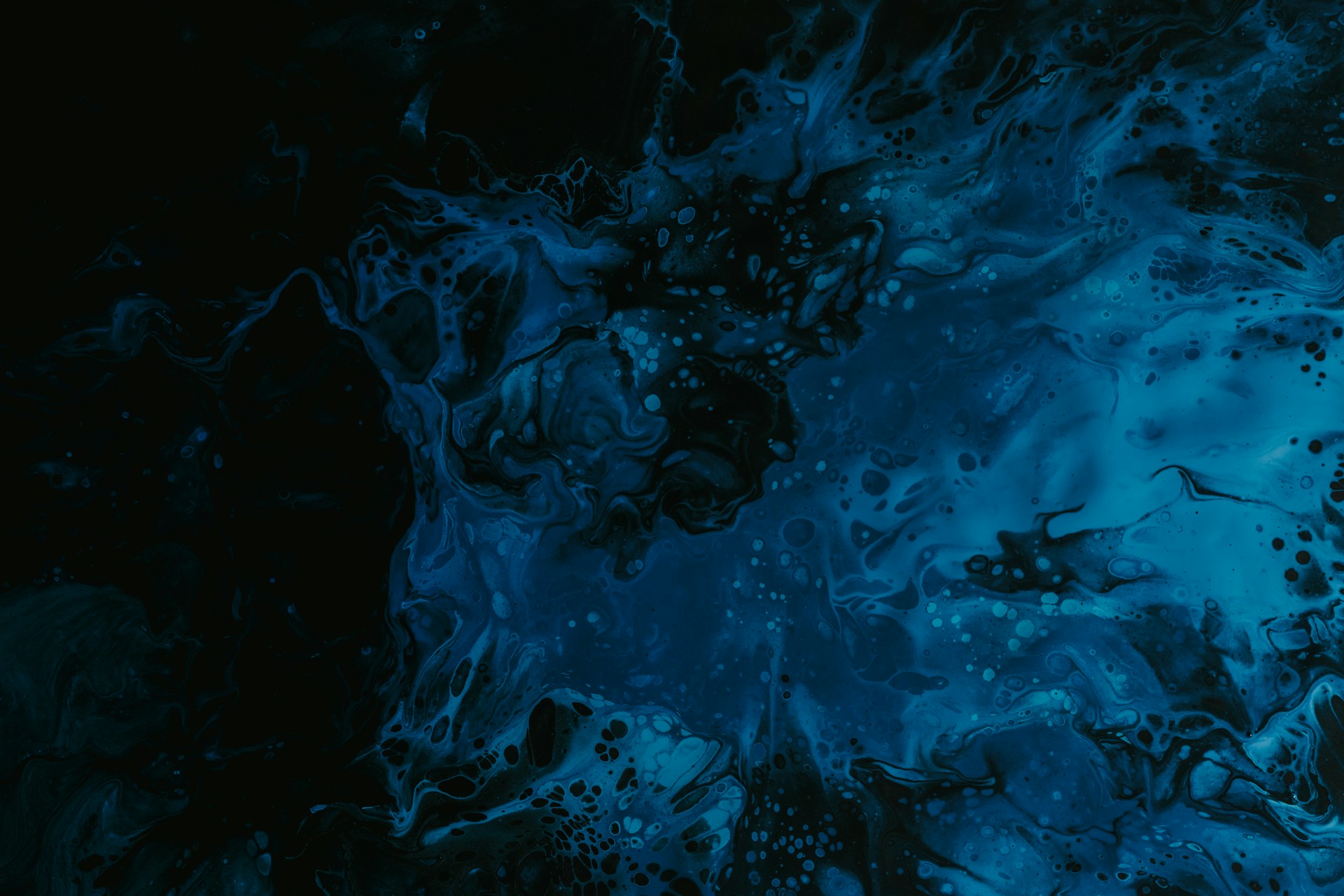 a black and blue background with a lot of bubbles