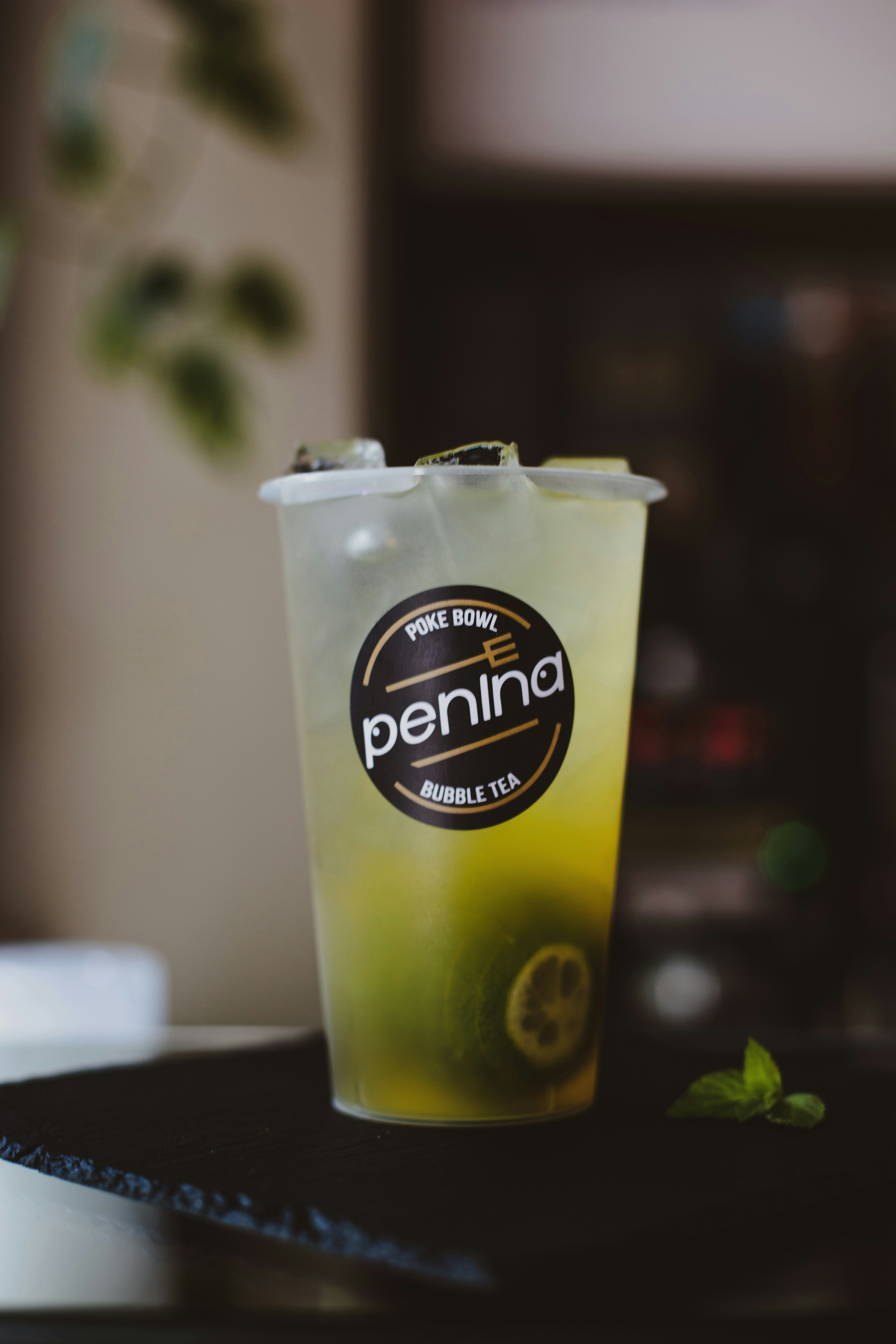 uma xícara de bebida sentada em cima de uma mesa