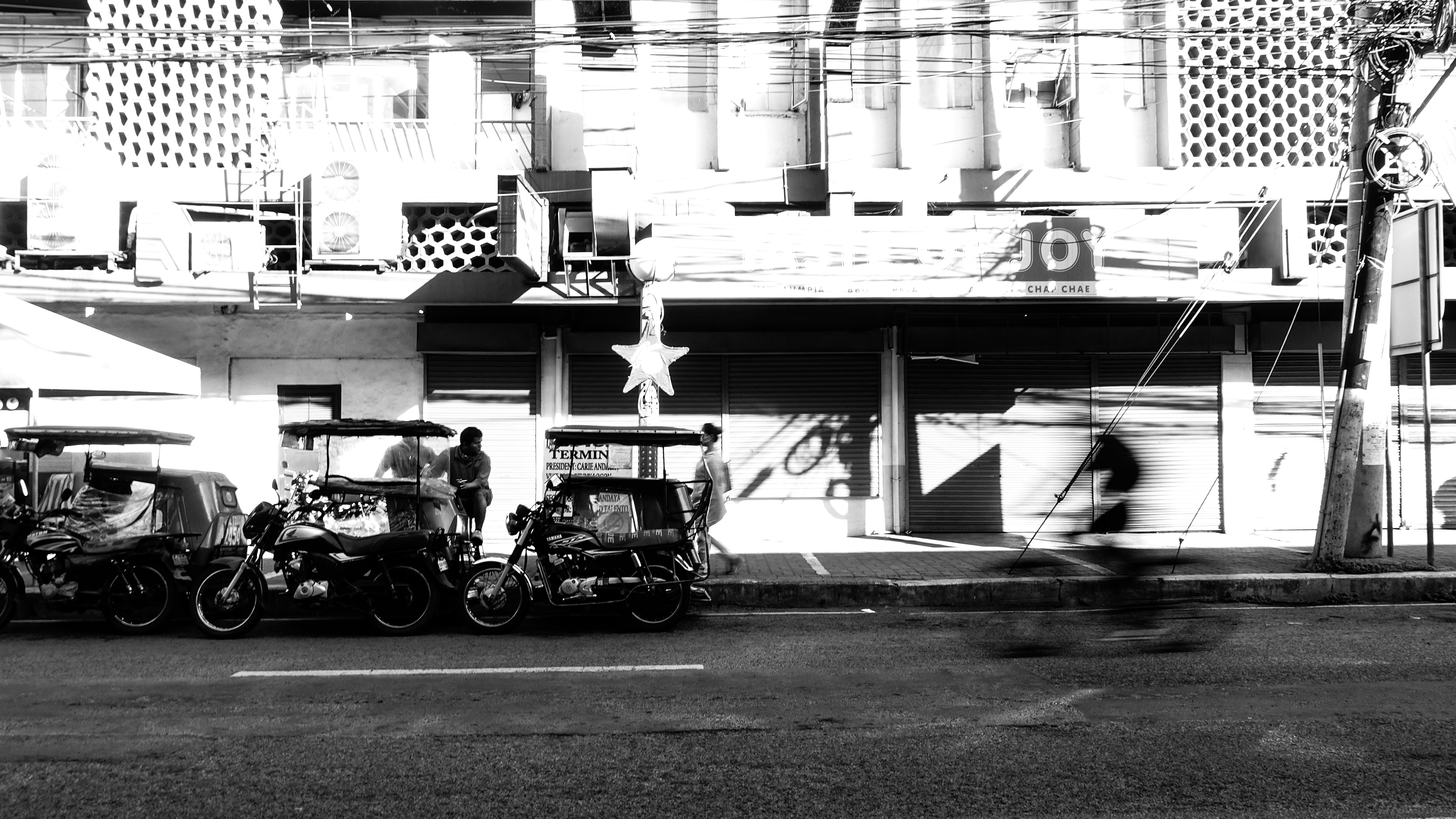 a black and white photo of a city street
