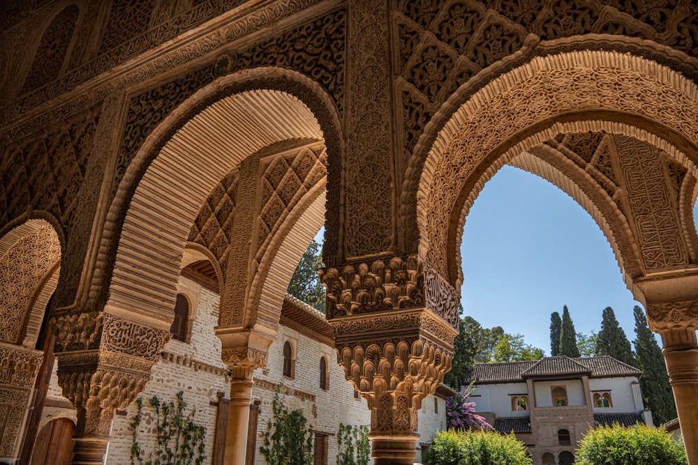 un bâtiment avec des arches et une tour de l’horloge en arrière-plan