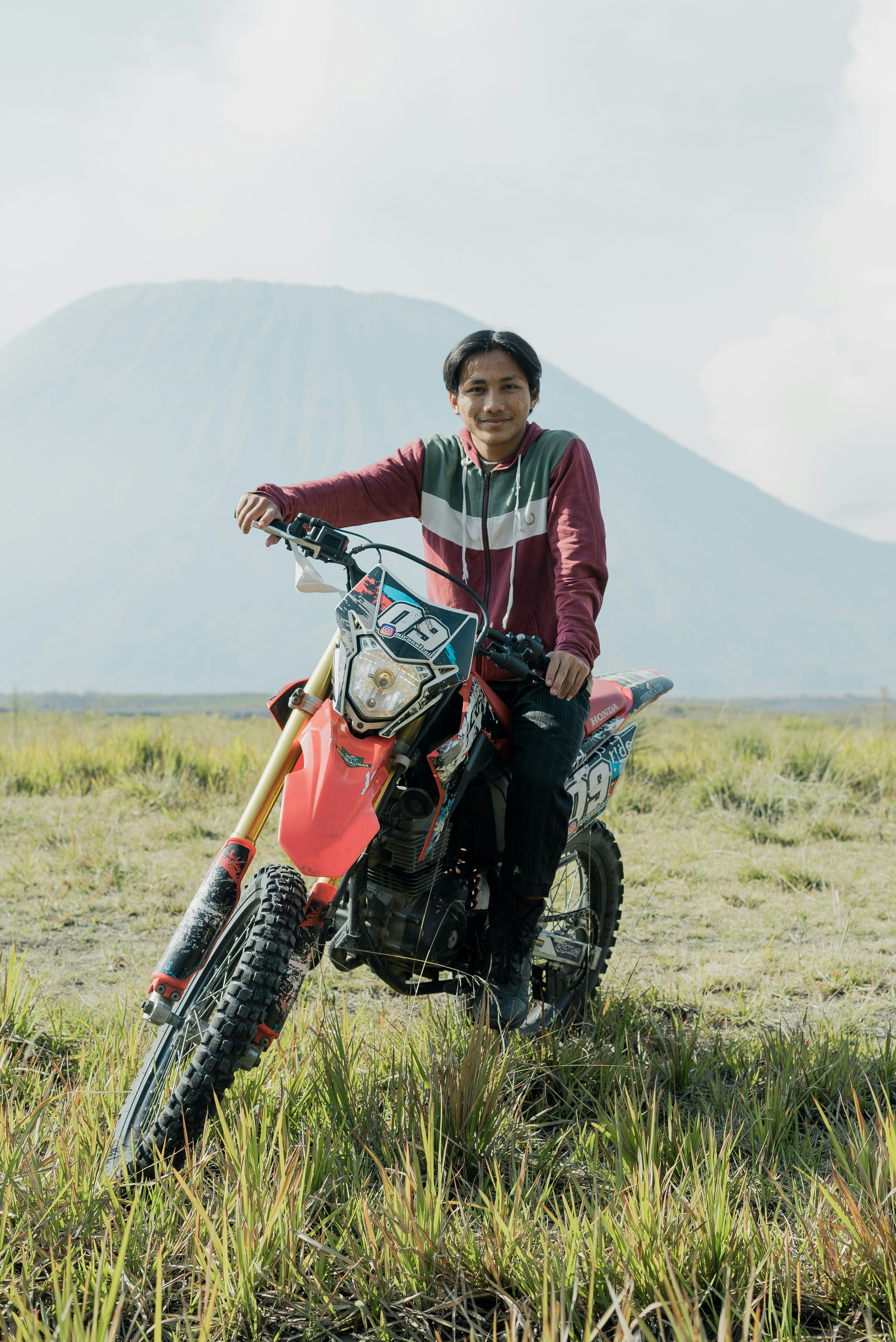 Seorang pria yang mengendarai sepeda motor trail