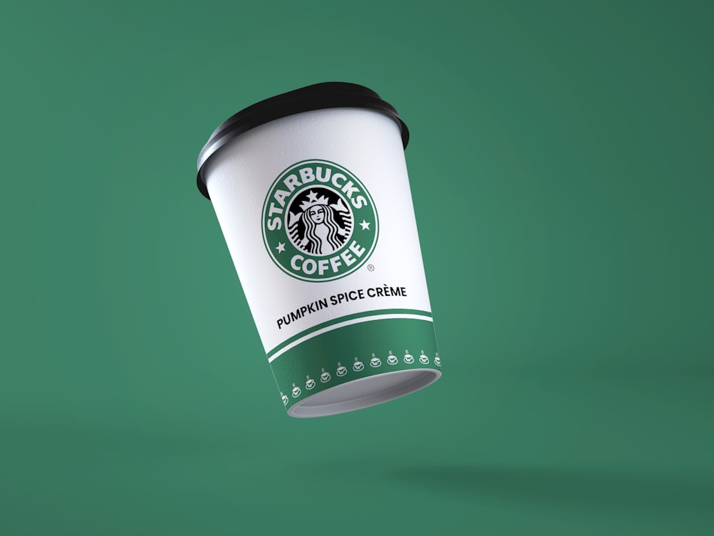 Una tazza di caffè Starbucks che vola nell'aria