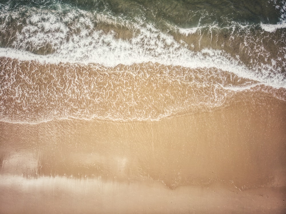 Luftaufnahme eines Strandes mit Wellen