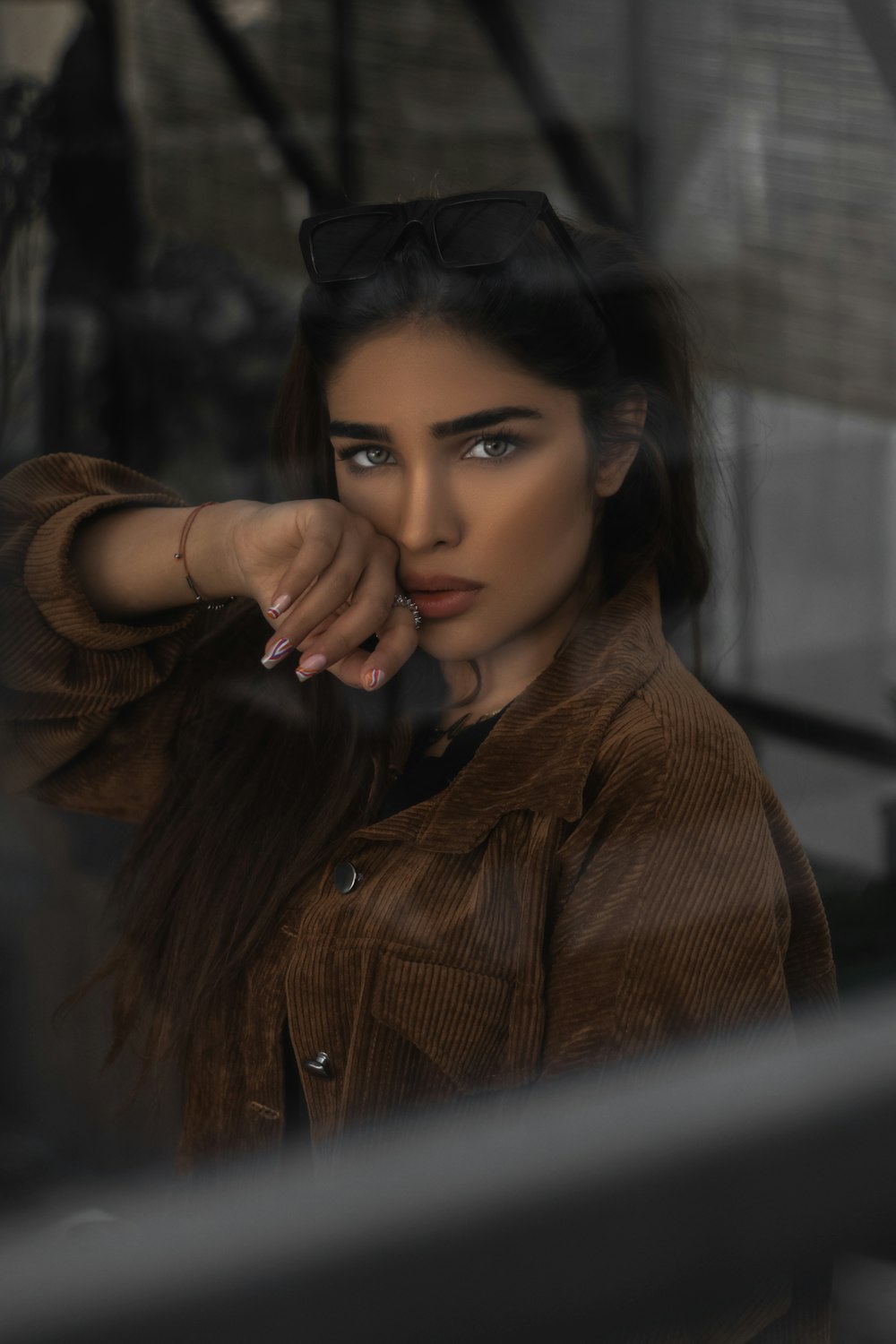 Una mujer con cabello largo y una chaqueta marrón