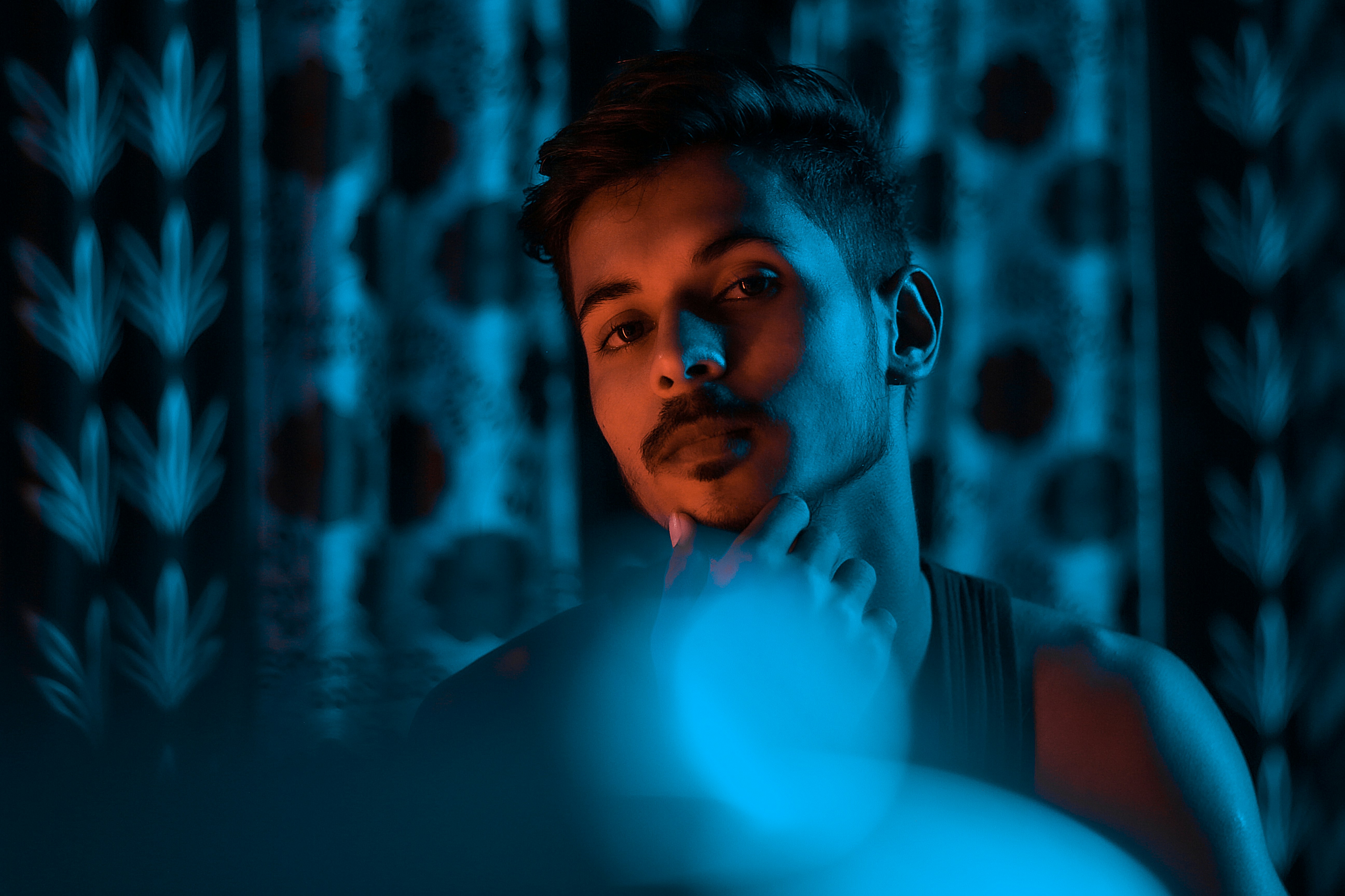 Ein Mann steht vor blauem Licht