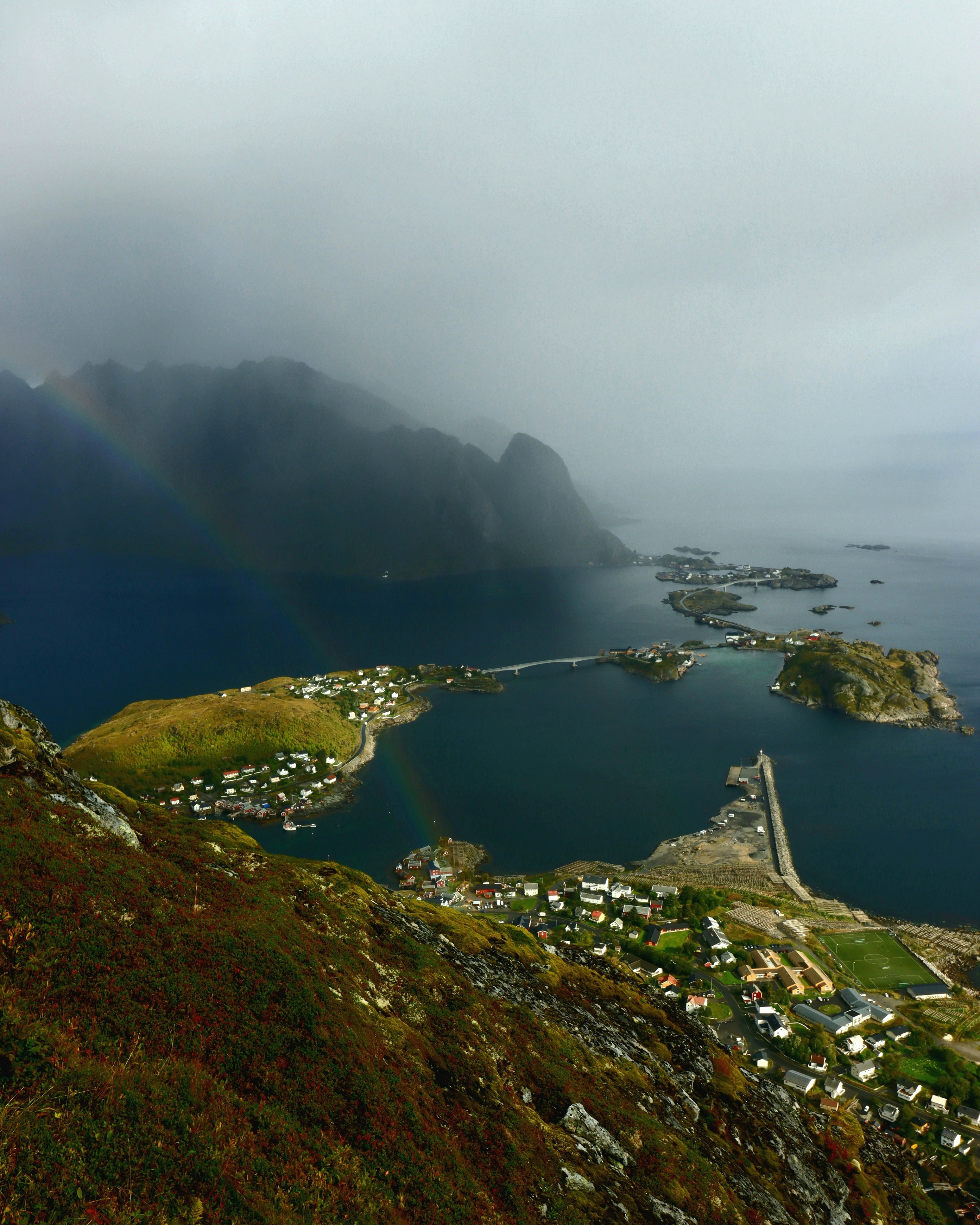 Ein Regenbogen am Himmel über einem Gewässer