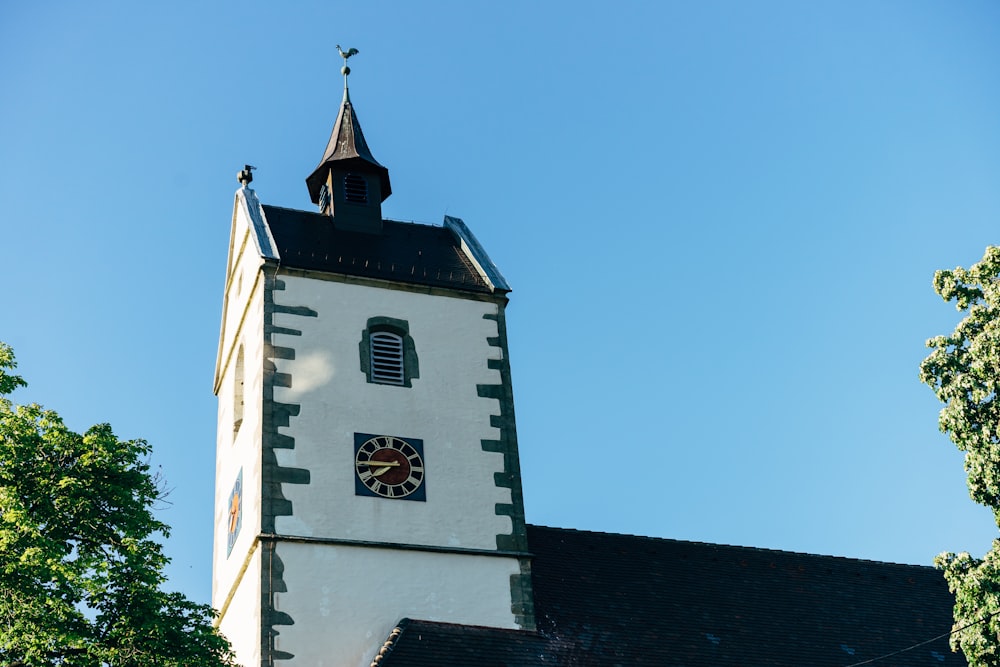 um campanário da igreja com um relógio sobre ele