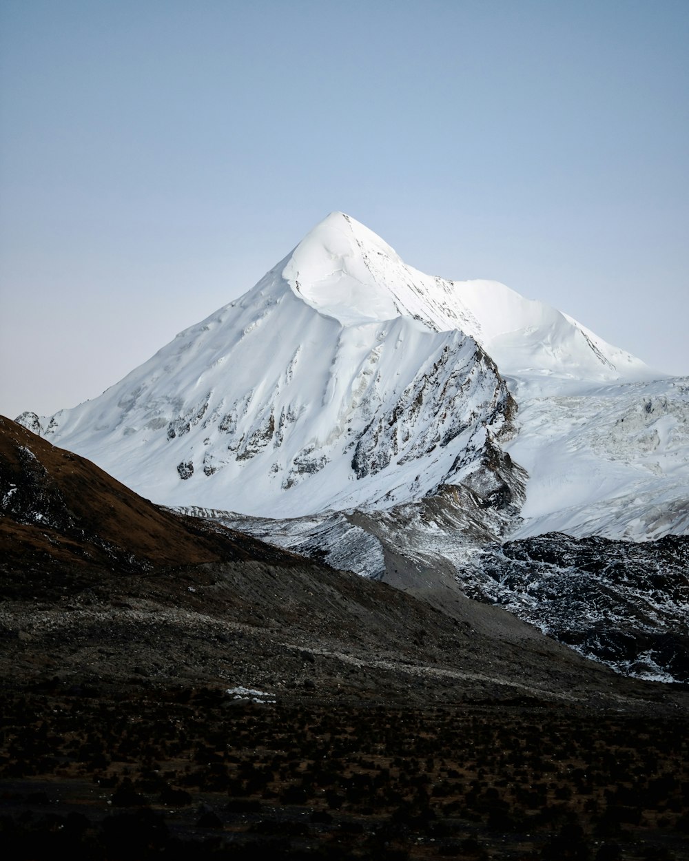 Una gran montaña cubierta de nieve con un fondo de cielo