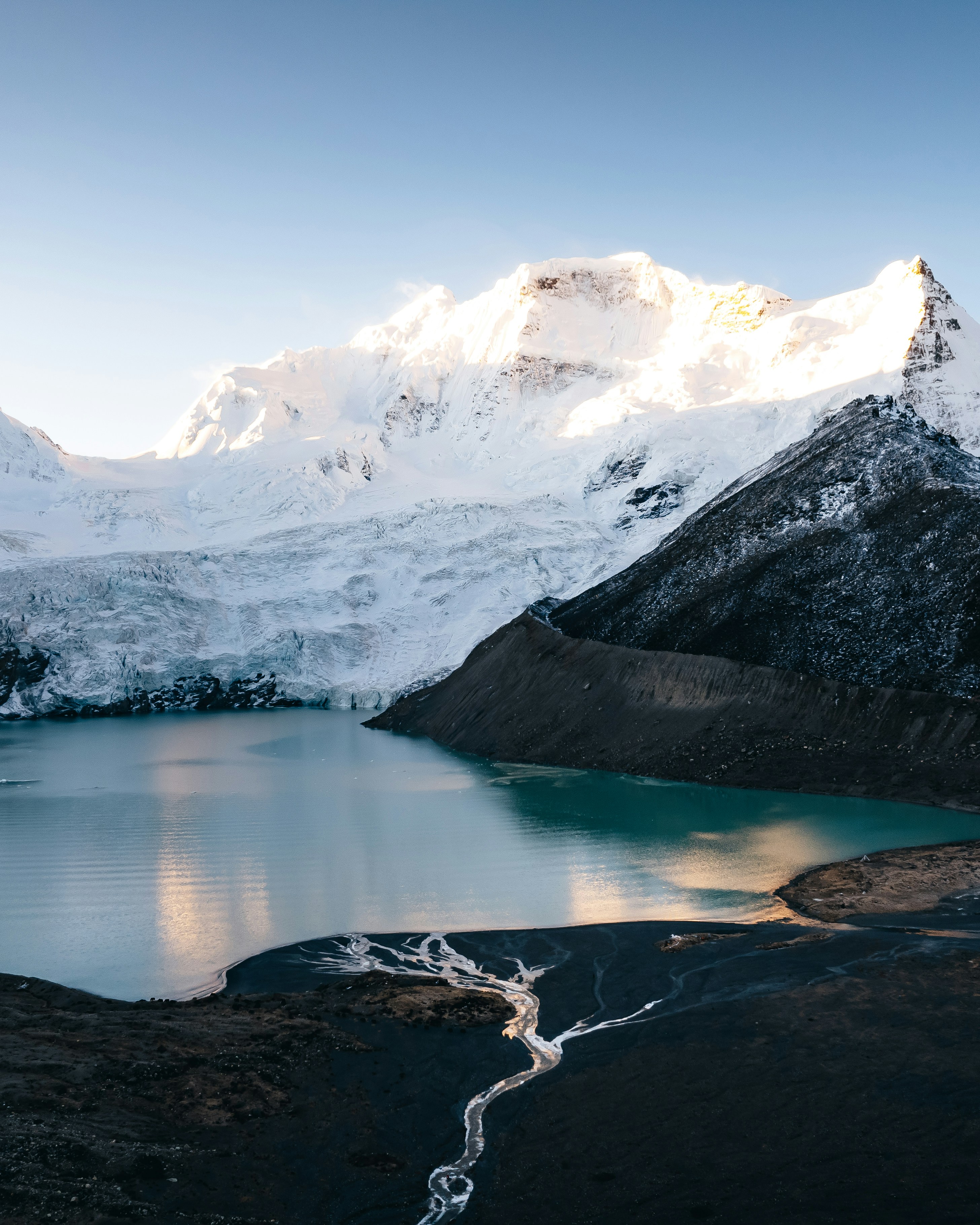 una montaña con un lago frente a ella