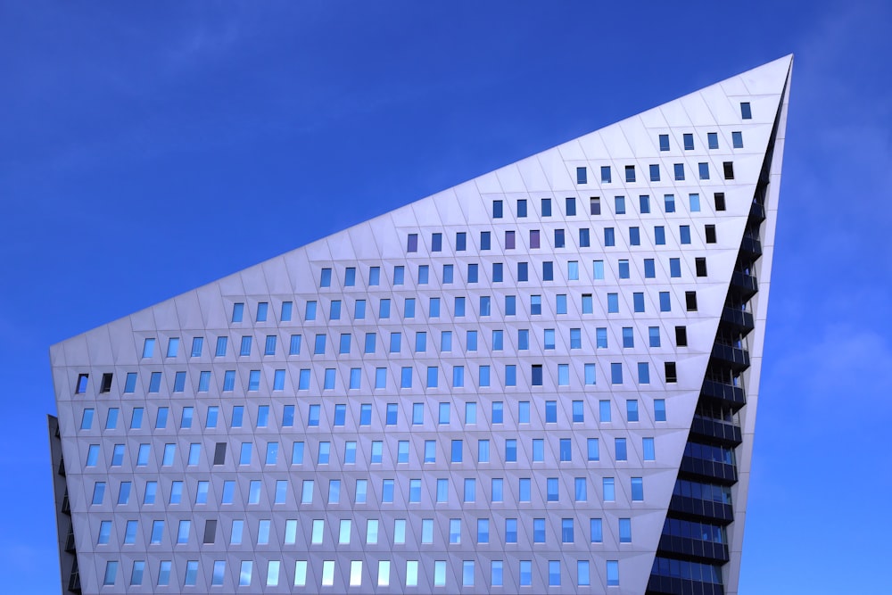 Un edificio muy alto con muchas ventanas en su lado