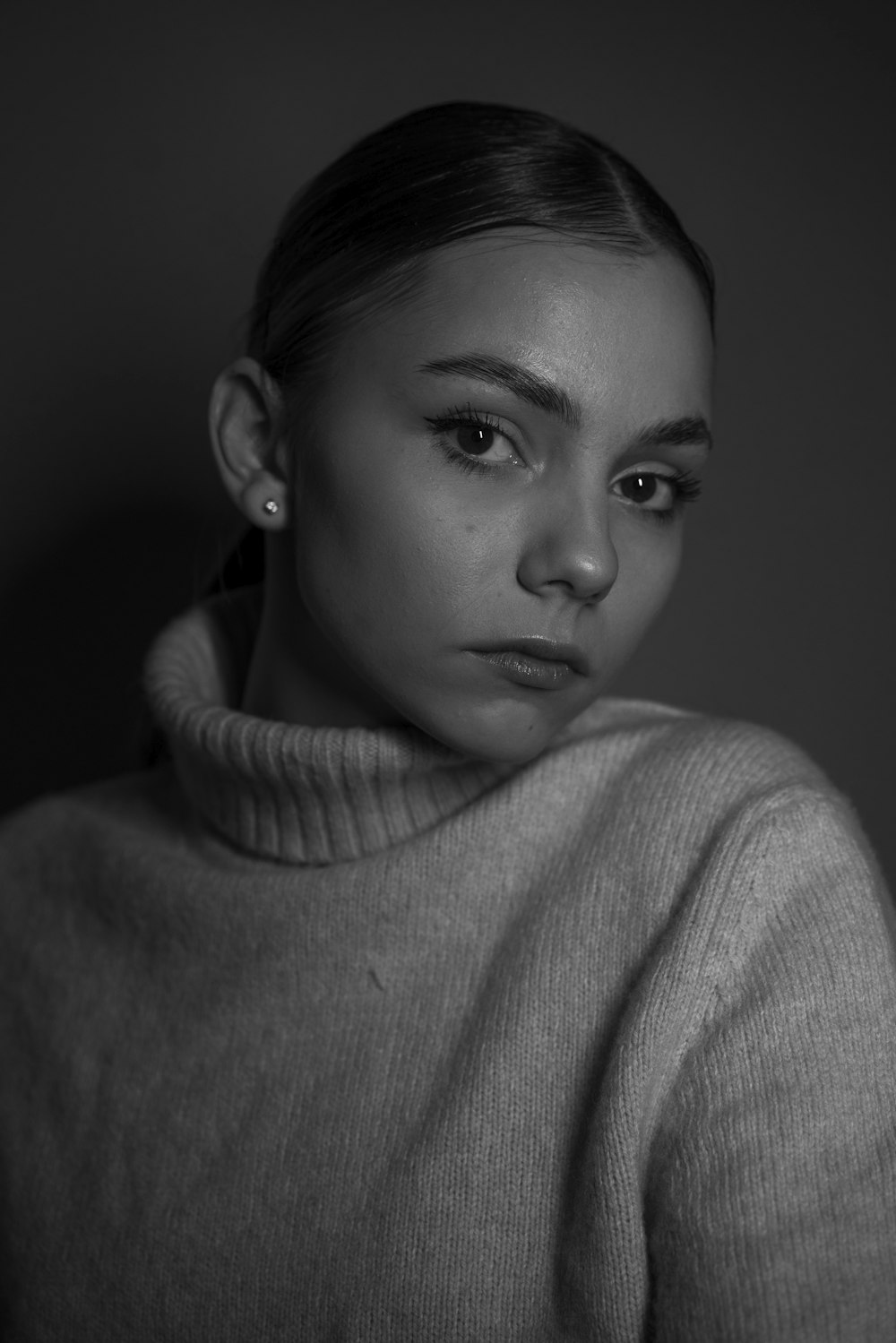 une photo en noir et blanc d’une femme en pull