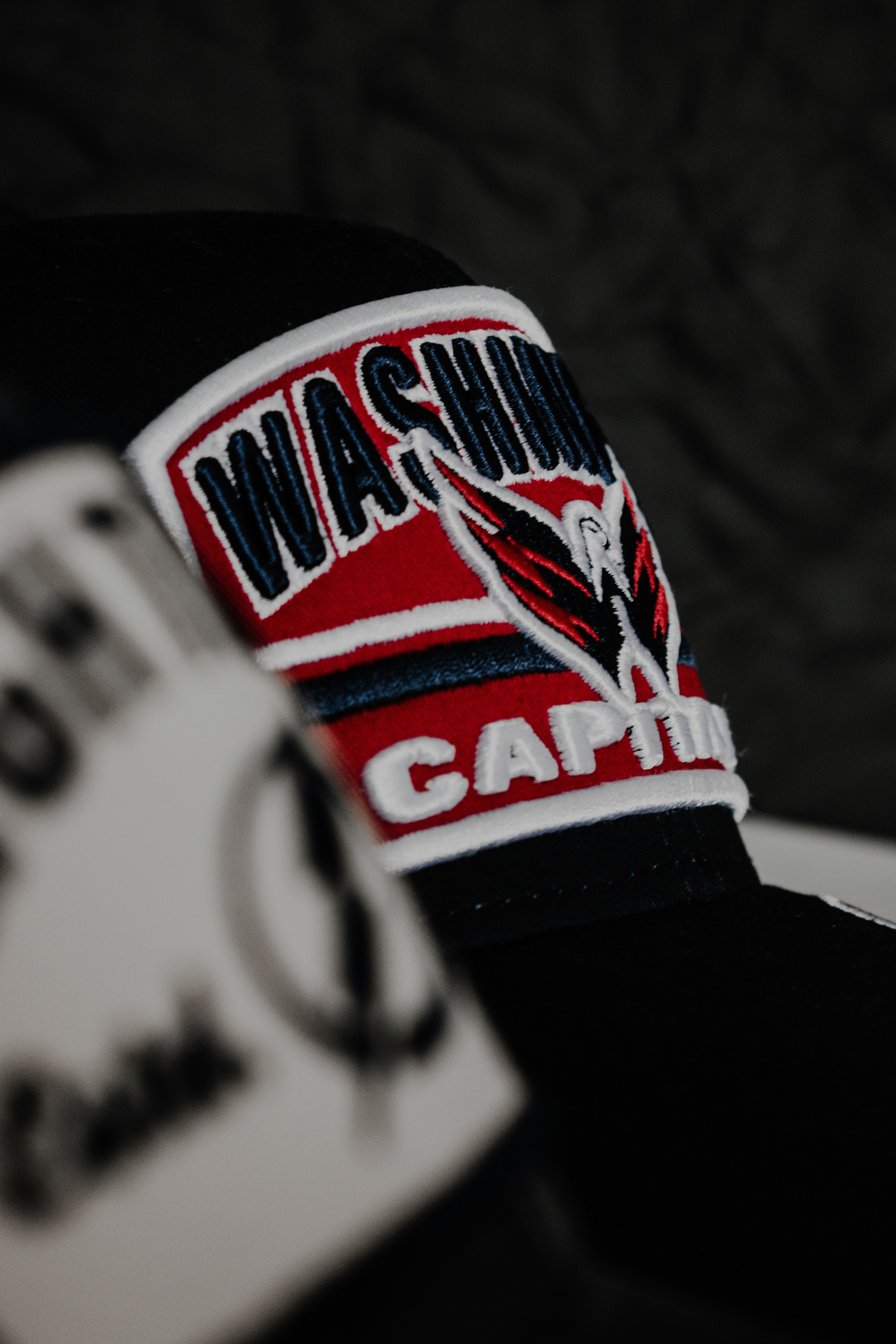 ein schwarzer Hut mit einem rot-weißen Fleck darauf