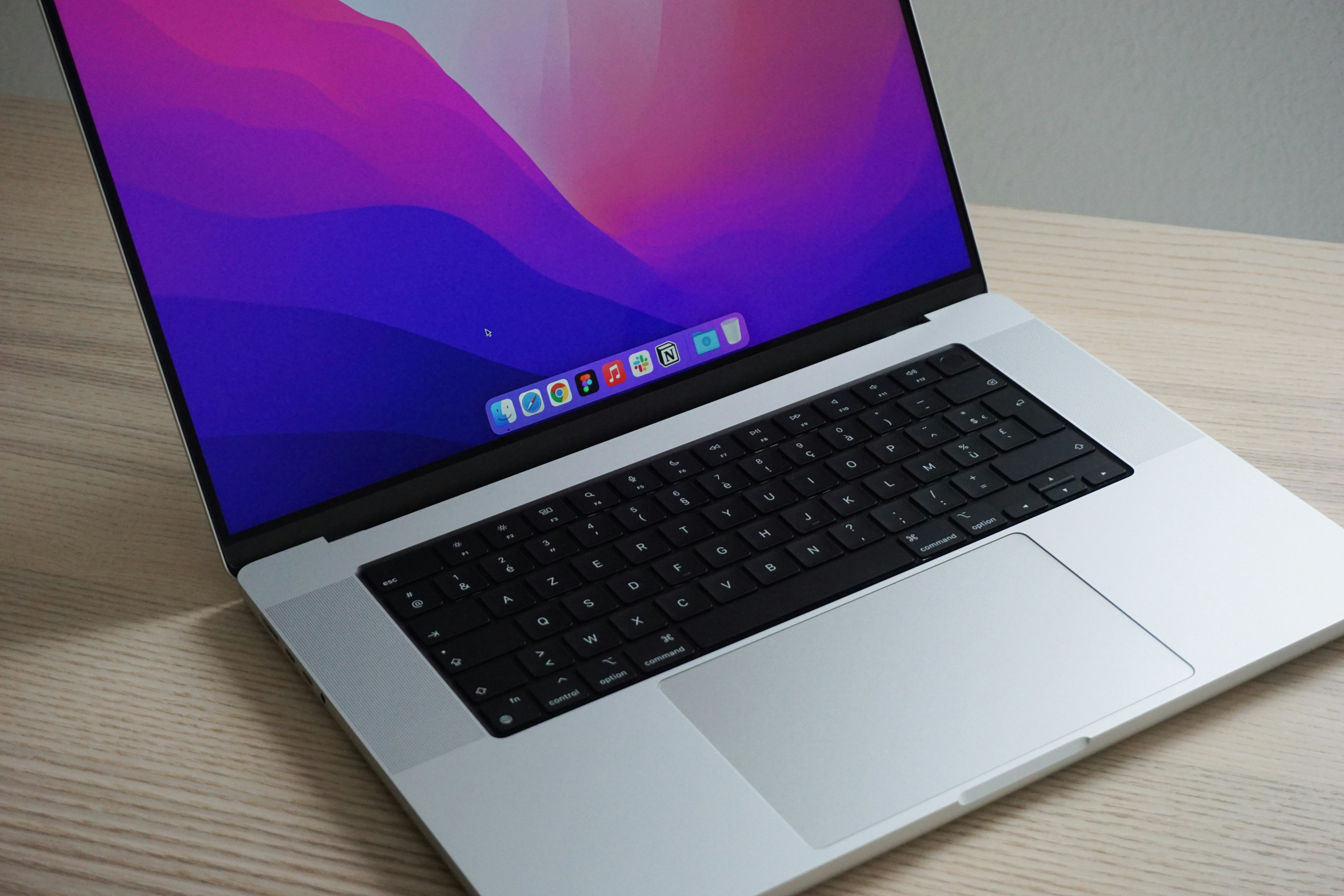 ein Laptop auf einem Holztisch