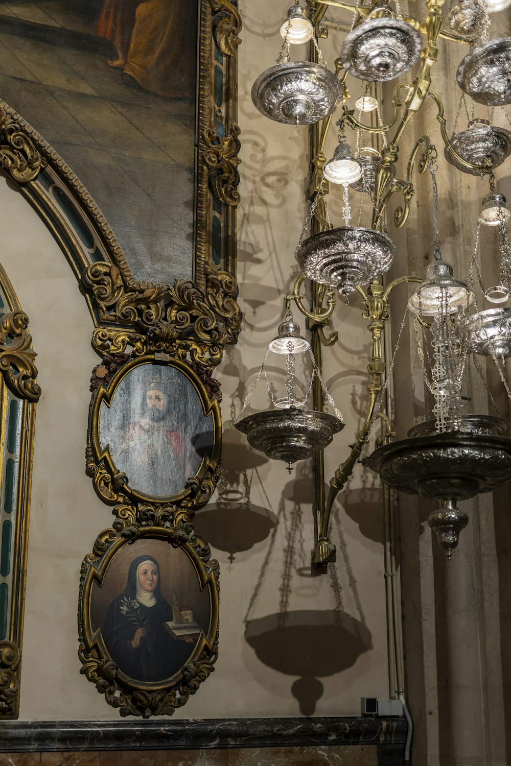 Ein Kronleuchter, der neben einem Gemälde von der Decke hängt