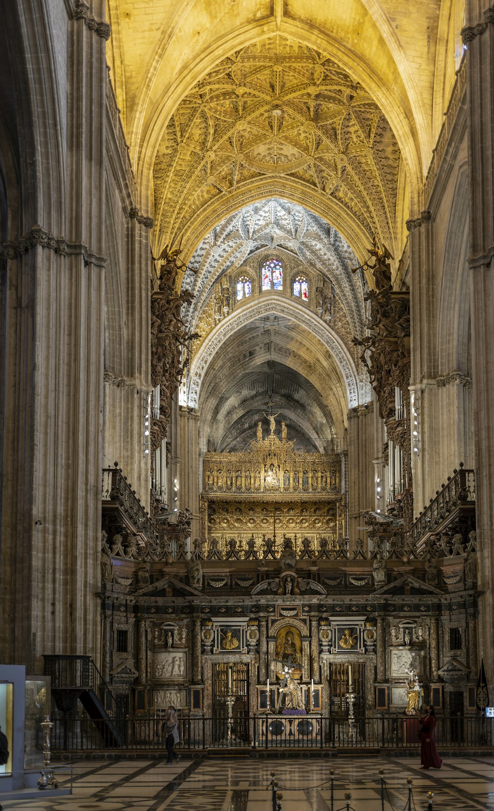 L'interno di una grande cattedrale con soffitti alti