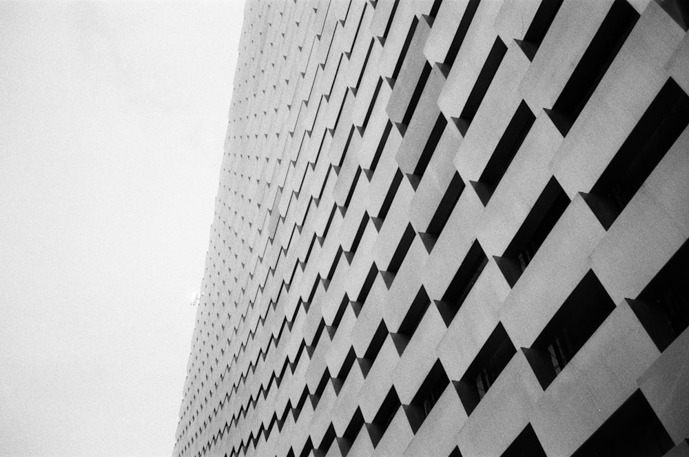 a black and white photo of a building