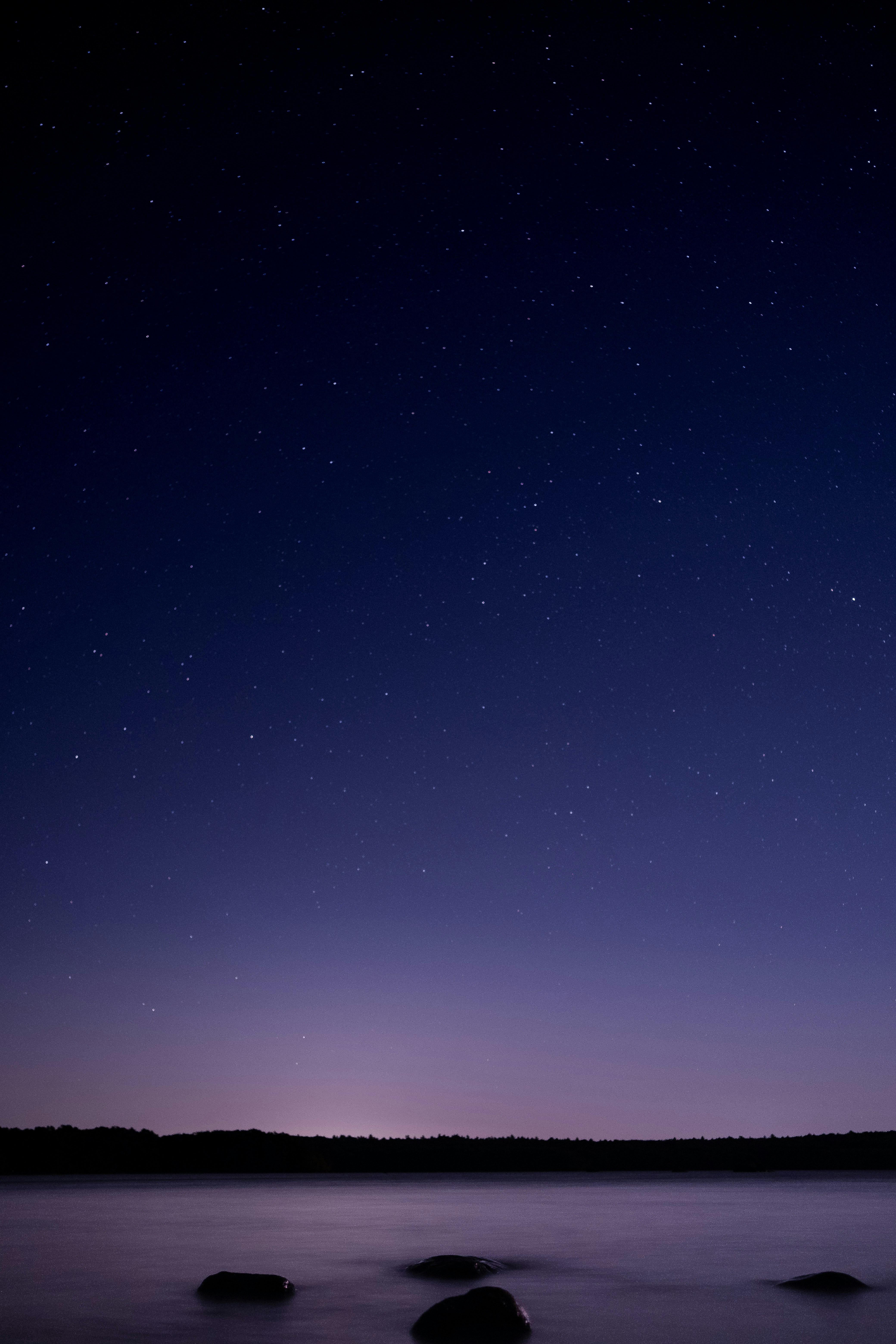 A night sky with stars above a body of water photo – Free Wallpaper Image  on Unsplash, image size:3000x4500