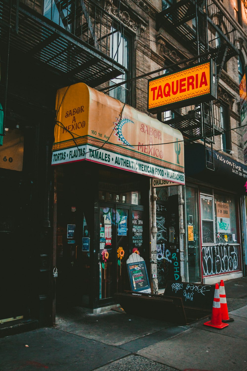 a building with a sign that says faqueria on it