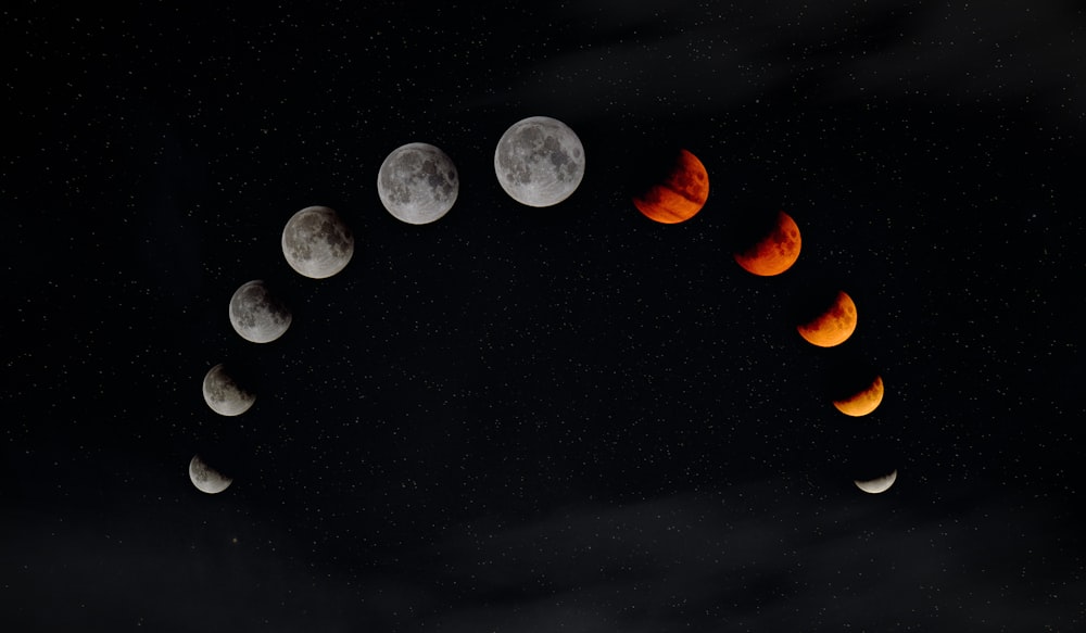 um grupo de fases da lua no céu noturno