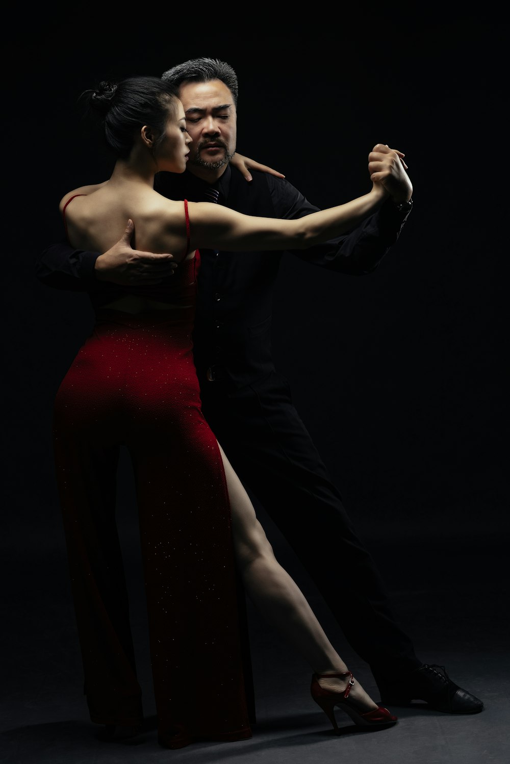 Un hombre y una mujer bailando en la oscuridad